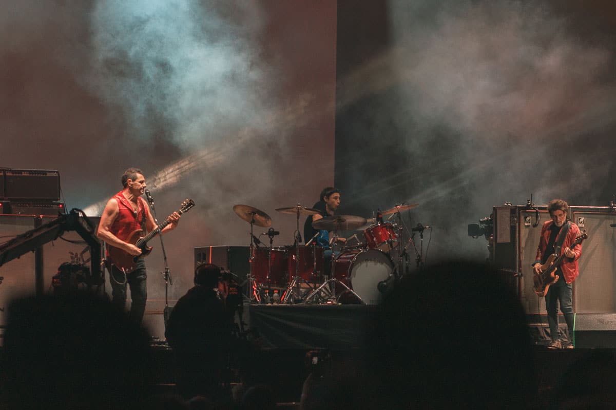 Quilmes Rock, día 2: un cierre emotivo - Del otro lado del predio, Barbi Recanati arremetía con su rock garagero y espacial y sentenciaba: “Acá están los emos tristes”, a la par que remarcaba la importancia del cupo femenino en los festivales antes de interpretar “A la luz” con su estribillo “se va a caer, se va a caer”. Divididos. Foto: Kevin Luries