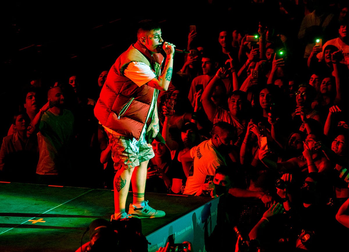 Duki cerró el Movistar FRI Music en su nueva edición - Duki, el artista más escuchado de Argentina del 2021 y el cual recientemente se hizo acreedor de 10 temas en el Top 50 de Spotify Argentina. Interactuó con el público agarrando cada uno de los regalos que le acercaban sus fans. Además entre tema y tema aprovecho a saludar y agradecer a su familia que lo estaba acompañando y lo banco en un año tan difícil como el 2020. Duki