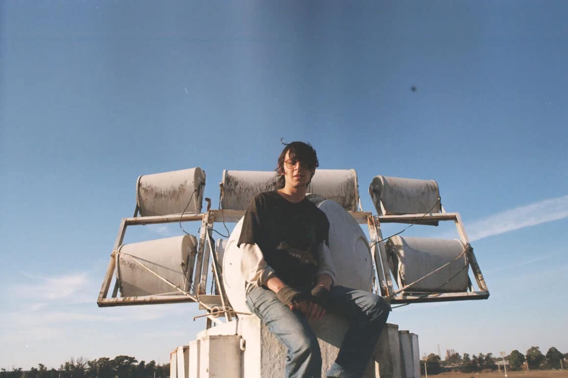 Erich Larsson: "Es la primera canción, después del disco, con la que sentí una conexión especial" - "‘Hasta ver el Sol’ lo concibo como un vehículo que transita escenarios oníricos –afirma Germán Vázquez, aka Erich Larsson-. Cuando lo empecé a escribir sentía que las palabras iban conformando un viaje que tenía que ver más una fantasía que con la realidad. De hecho, tuve la letra primero antes que la instrumentación. Entonces entendí que tenía que acompañar esa experiencia con una música que no te deje despertar. Se dieron justamente lindas coincidencias porque estaba escuchando Primal Scream, Happy Mondays, Gustavo y Soda en su época "Colores Santos" – "Dynamo" y encontré ahí el bucle como un cimiento para poder adornar el viaje. Básicamente, quise alejarme de los elementos y estructuras que suelen definir la canción, que venía estando muy presente en "Adorno", el disco anterior. Como un paso hacia algo distinto en mi carrera e incluso un desafío también, poder componer y desarrollar una idea desde otro formato". Erich Larsson. Foto: Florencia Machado