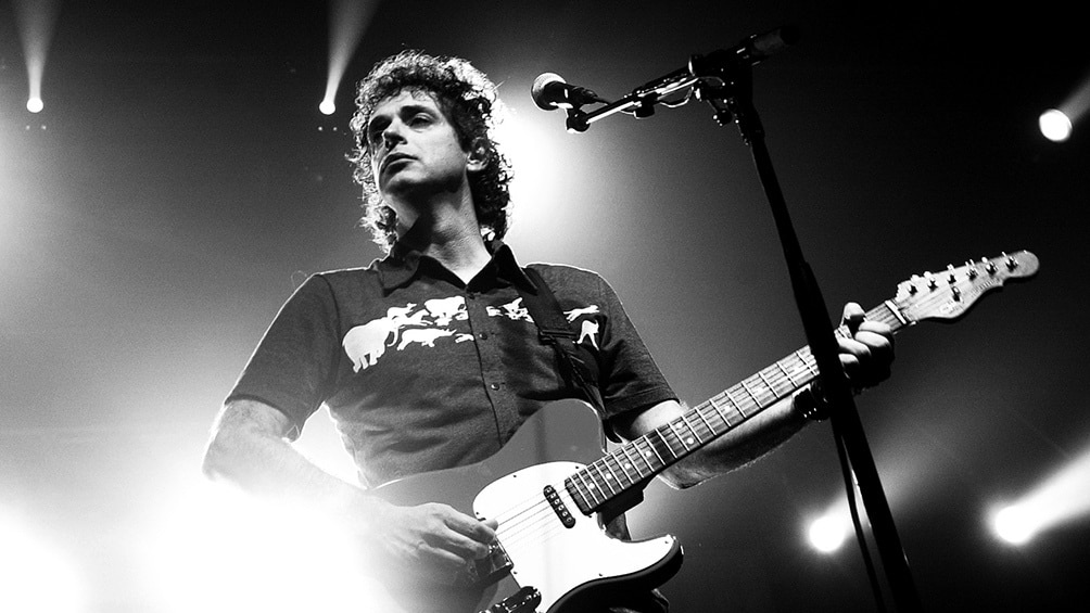 A 30 años de "Amor amarillo" - Para sorpresa de los miles de fans que Soda Stereo había cosechado por toda Latinoamérica a través de años de agotadoras giras, Gustavo Cerati presentó el 1 de noviembre de 1993 "Amor amarillo", su primer trabajo solista, que daba pistas sobre los conflictos artísticos y personales que lo distanciaban de a poco de la famosa banda y, por lo tanto, le significaba una bocanada de aire fresco. Gustavo Cerati
