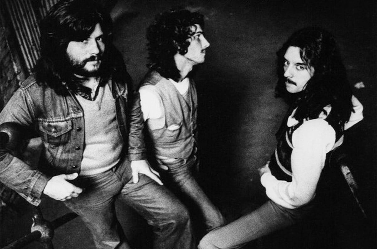 Así sonaba Invisible en vivo - Invisible en vivo. Nada menos. Spinetta, Pomo y Machi en el escenario del Teatro Coliseo, en los shows de presentación del disco "Durazno sangrando", noviembre de 1975, con un sonido remasterizado y acompañado de un material fotográfico extraordinario de Eduardo Martí... Así es este lanzamiento inédito de Sony Music en CD, vinilo y plataformas digitales. Invisible