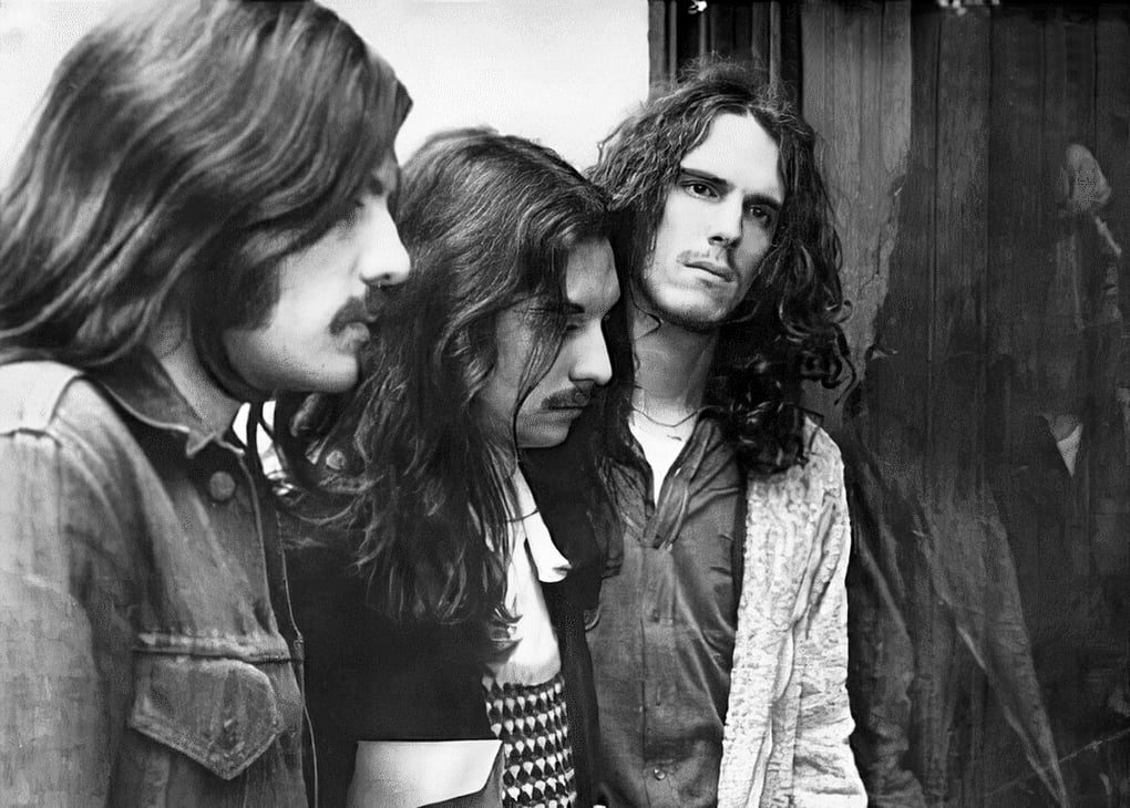 Invisible en vivo: lanzan una grabación inédita de 1975 - 21 y 22 de noviembre de 1975. Eran tiempos de Isabelita en el gobierno, a pocos meses del último golpe militar. Pero también eran épocas de Spinetta-Machi-Pomo en el poder... Invisible presentaba "Durazno sangrando" durante dos jornadas, en el Teatro Coliseo. Y ahora, esa gema estará disponible de forma oficial. Invisible
