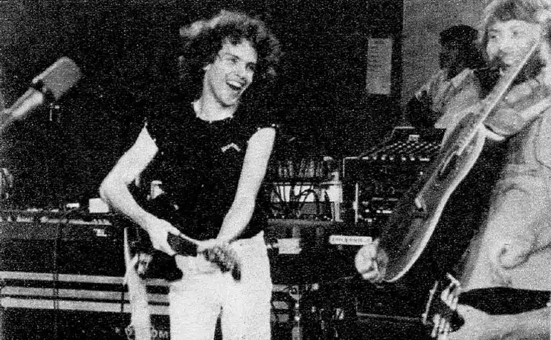 La Falda 1982: Te amo, te odio, dame más - El cierre correspondió a León Gieco y Raúl Porchetto, quienes durante dos horas sedujeron y condujeron al éxtasis a una audiencia notoriamente agresiva. Gieco realizó su parte con la solvencia y el afecto habitual en todas sus presentaciones, apoyado por el buen sonido de Milrud y la iluminación de Quaranta. Porchetto y su banda fueron presentados por él mismo. Ahí se tuvo oportunidad de escuchar al grupo que mejor tocó y sonó de todo el festival. Apoyado por un público que lo erigió en ídolo desde hace mucho tiempo, Porchetto paseó el repertorio de sus últimos discos en un show compacto, sin baches. Fue una verdadera máquina que funcionó con la precisión de un mecanismo de relojería. Cuando León reapareció para la actuación conjunta fue el paroxismo total. Como hecho insólito, el público reclamó estruendosamente la presencia de Charly García y el PorSuiGieco; y para su complacencia García subió a tocar una eléctrica y vibrante versión de “Pensar en nada”, de Gieco. Como anécdota quedaron las palabras de García pidiendo el mismo apoyo y el mismo respeto para todos los grupos, sean mejores o peores. Raúl Porchetto y León Gieco