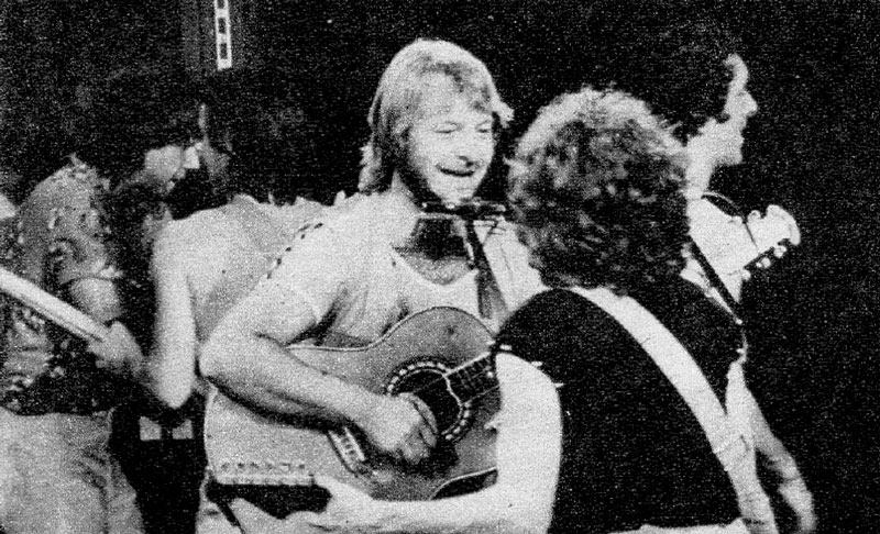 La Falda 1982: Te amo, te odio, dame más - El cierre correspondió a León Gieco y Raúl Porchetto, quienes durante dos horas sedujeron y condujeron al éxtasis a una audiencia notoriamente agresiva. Gieco realizó su parte con la solvencia y el afecto habitual en todas sus presentaciones, apoyado por el buen sonido de Milrud y la iluminación de Quaranta. Porchetto y su banda fueron presentados por él mismo. Ahí se tuvo oportunidad de escuchar al grupo que mejor tocó y sonó de todo el festival. Apoyado por un público que lo erigió en ídolo desde hace mucho tiempo, Porchetto paseó el repertorio de sus últimos discos en un show compacto, sin baches. Fue una verdadera máquina que funcionó con la precisión de un mecanismo de relojería. Cuando León reapareció para la actuación conjunta fue el paroxismo total. Como hecho insólito, el público reclamó estruendosamente la presencia de Charly García y el PorSuiGieco; y para su complacencia García subió a tocar una eléctrica y vibrante versión de “Pensar en nada”, de Gieco. Como anécdota quedaron las palabras de García pidiendo el mismo apoyo y el mismo respeto para todos los grupos, sean mejores o peores. León Gieco y Raúl Porchetto