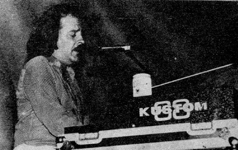 La Falda 1982: Te amo, te odio, dame más - El cierre correspondió a León Gieco y Raúl Porchetto, quienes durante dos horas sedujeron y condujeron al éxtasis a una audiencia notoriamente agresiva. Gieco realizó su parte con la solvencia y el afecto habitual en todas sus presentaciones, apoyado por el buen sonido de Milrud y la iluminación de Quaranta. Porchetto y su banda fueron presentados por él mismo. Ahí se tuvo oportunidad de escuchar al grupo que mejor tocó y sonó de todo el festival. Apoyado por un público que lo erigió en ídolo desde hace mucho tiempo, Porchetto paseó el repertorio de sus últimos discos en un show compacto, sin baches. Fue una verdadera máquina que funcionó con la precisión de un mecanismo de relojería. Cuando León reapareció para la actuación conjunta fue el paroxismo total. Como hecho insólito, el público reclamó estruendosamente la presencia de Charly García y el PorSuiGieco; y para su complacencia García subió a tocar una eléctrica y vibrante versión de “Pensar en nada”, de Gieco. Como anécdota quedaron las palabras de García pidiendo el mismo apoyo y el mismo respeto para todos los grupos, sean mejores o peores. Litto Nebbia