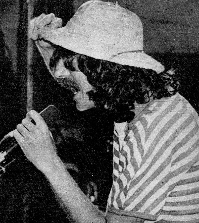 La Falda 1982: Te amo, te odio, dame más - El cierre correspondió a León Gieco y Raúl Porchetto, quienes durante dos horas sedujeron y condujeron al éxtasis a una audiencia notoriamente agresiva. Gieco realizó su parte con la solvencia y el afecto habitual en todas sus presentaciones, apoyado por el buen sonido de Milrud y la iluminación de Quaranta. Porchetto y su banda fueron presentados por él mismo. Ahí se tuvo oportunidad de escuchar al grupo que mejor tocó y sonó de todo el festival. Apoyado por un público que lo erigió en ídolo desde hace mucho tiempo, Porchetto paseó el repertorio de sus últimos discos en un show compacto, sin baches. Fue una verdadera máquina que funcionó con la precisión de un mecanismo de relojería. Cuando León reapareció para la actuación conjunta fue el paroxismo total. Como hecho insólito, el público reclamó estruendosamente la presencia de Charly García y el PorSuiGieco; y para su complacencia García subió a tocar una eléctrica y vibrante versión de “Pensar en nada”, de Gieco. Como anécdota quedaron las palabras de García pidiendo el mismo apoyo y el mismo respeto para todos los grupos, sean mejores o peores. Charly García