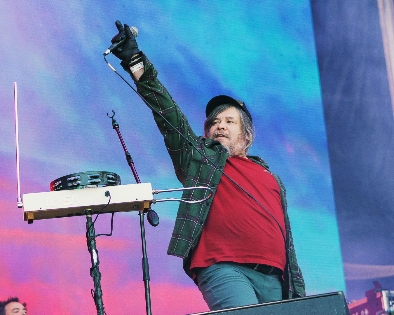 Quilmes Rock, día 2: un cierre emotivo - Del otro lado del predio, Barbi Recanati arremetía con su rock garagero y espacial y sentenciaba: “Acá están los emos tristes”, a la par que remarcaba la importancia del cupo femenino en los festivales antes de interpretar “A la luz” con su estribillo “se va a caer, se va a caer”. Massacre. Foto: Kevin Luries