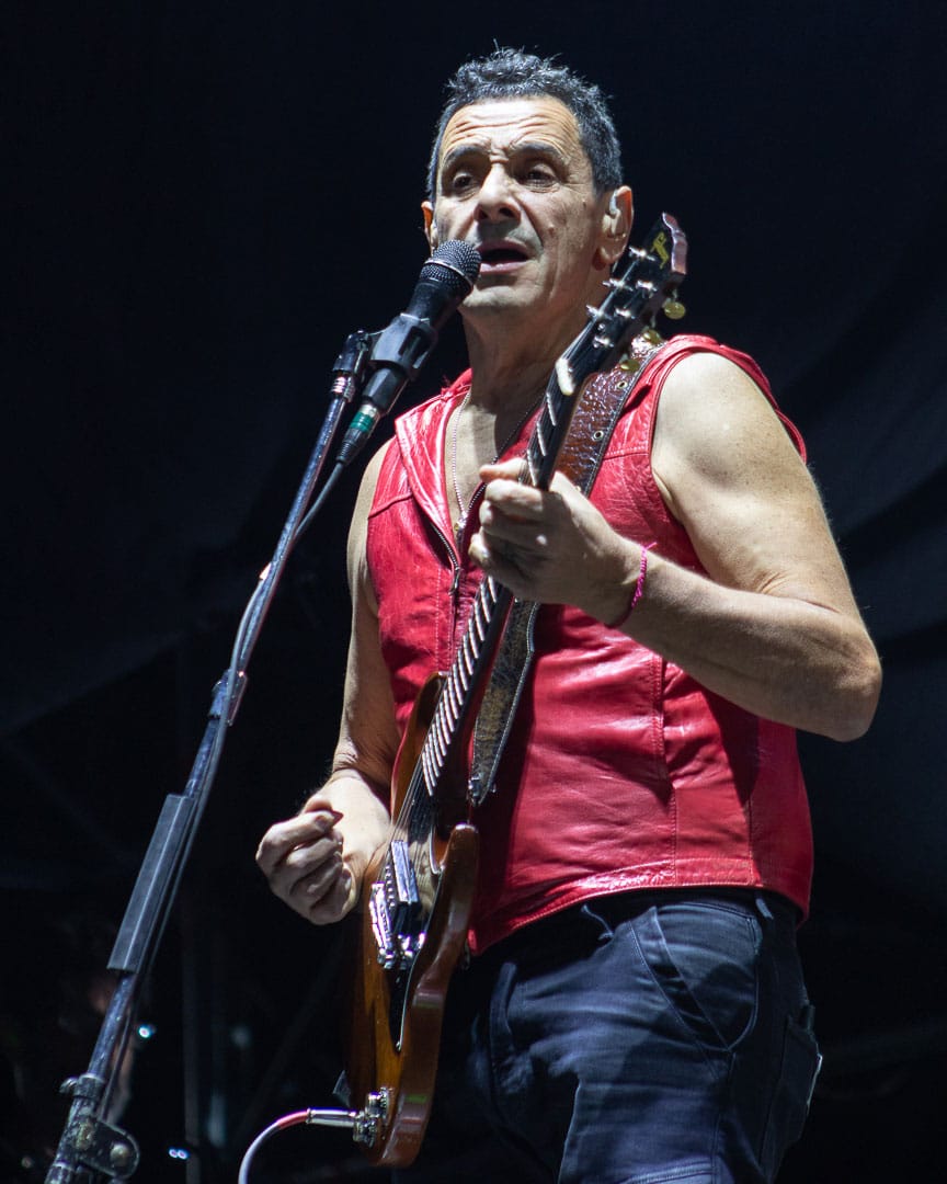 Quilmes Rock, día 2: un cierre emotivo - Del otro lado del predio, Barbi Recanati arremetía con su rock garagero y espacial y sentenciaba: “Acá están los emos tristes”, a la par que remarcaba la importancia del cupo femenino en los festivales antes de interpretar “A la luz” con su estribillo “se va a caer, se va a caer”. Divididos. Foto: Kevin Luries