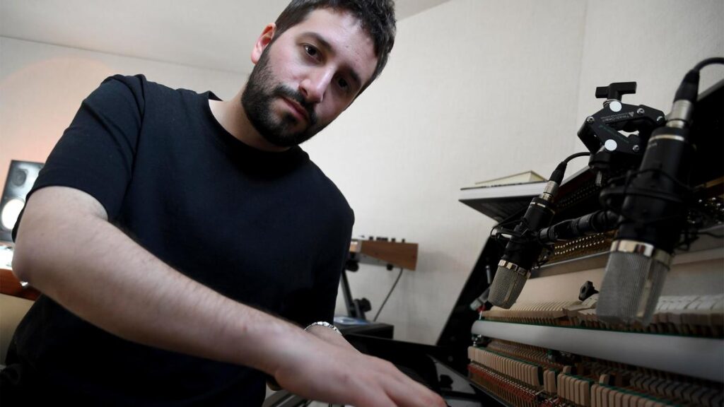 Nico Cotton: "Los sudamericanos aportamos otra energía en la música latina" - El productor, músico e ingeniero de sonido Nico Cotton llegará a Sevilla, la ciudad anfitriona que recibirá este jueves la primera ceremonia de los Grammy Latinos fuera de Estados, Unidos siendo reconocido por su gran último año por su trabajo para Cazzu, María Becerra y Marilina Bertoldi entre más. La entrevista de Javier Berro, para la Agencia Télam. Nico Cotton. Foto: Raúl Ferrari