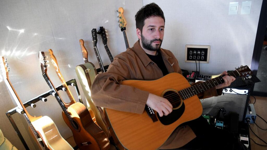Nico Cotton: "Los sudamericanos aportamos otra energía en la música latina" - El productor, músico e ingeniero de sonido Nico Cotton llegará a Sevilla, la ciudad anfitriona que recibirá este jueves la primera ceremonia de los Grammy Latinos fuera de Estados, Unidos siendo reconocido por su gran último año por su trabajo para Cazzu, María Becerra y Marilina Bertoldi entre más. La entrevista de Javier Berro, para la Agencia Télam. Nico Cotton. Foto: Raúl Ferrari