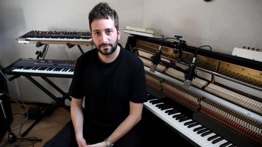 Nico Cotton: "Los sudamericanos aportamos otra energía en la música latina" - El productor, músico e ingeniero de sonido Nico Cotton llegará a Sevilla, la ciudad anfitriona que recibirá este jueves la primera ceremonia de los Grammy Latinos fuera de Estados, Unidos siendo reconocido por su gran último año por su trabajo para Cazzu, María Becerra y Marilina Bertoldi entre más. La entrevista de Javier Berro, para la Agencia Télam. Nico Cotton. Foto: Raúl Ferrari