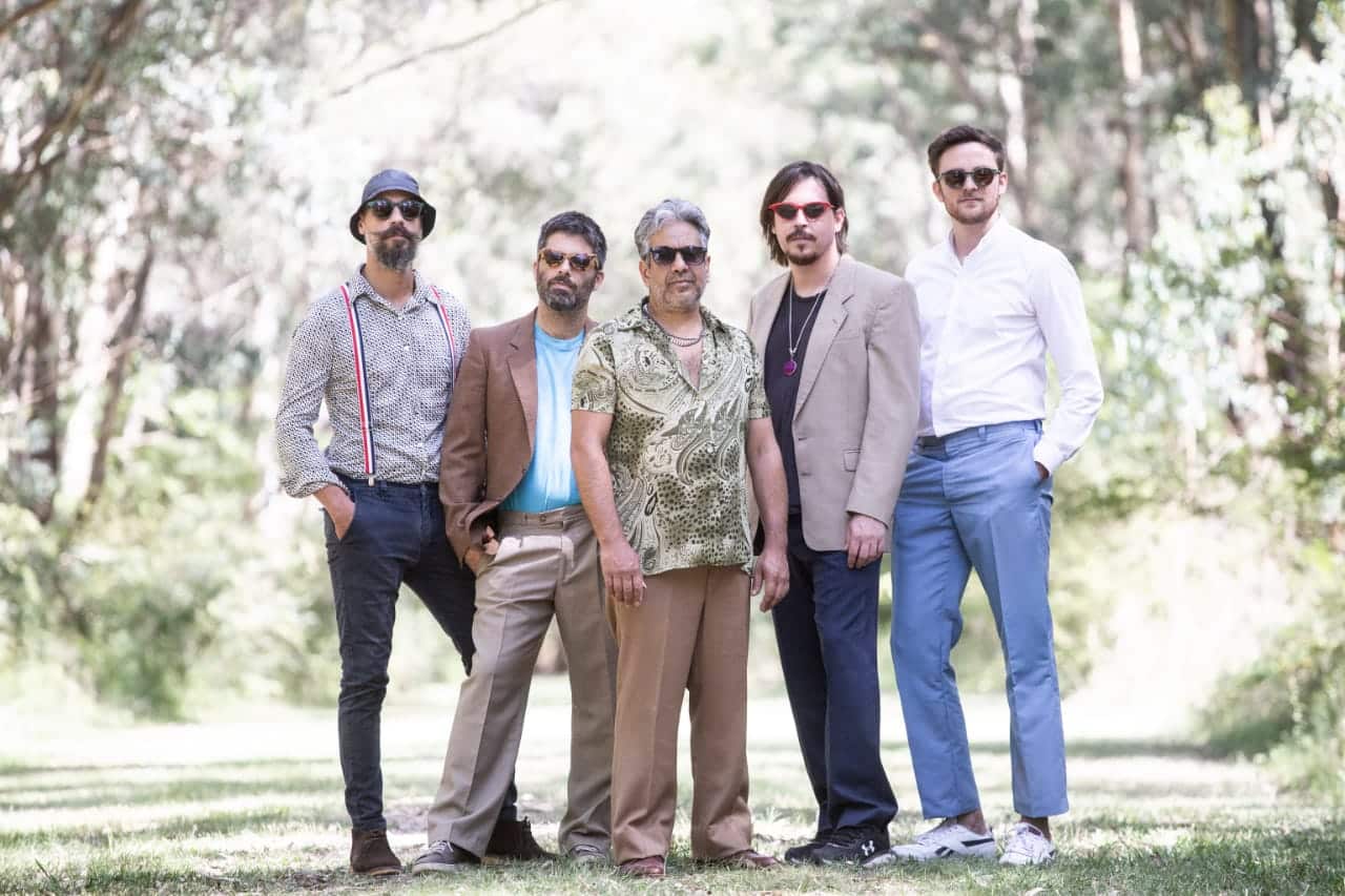 Parra Ultravioleta y un sonido más rockero para su nuevo disco - El conjunto platense Parra Ultravioleta presenta su nuevo EP "Puertas adentro". En este nuevo trabajo, la banda vuelve a sus orígenes con un sonido más rockero y experimental, en relación a la propuesta anterior, en el cual se optó por grabar en vivo con una sonoridad acústica y utilizar menos instrumentación. Parra Ultravioleta. Foto: Leo Vaca
