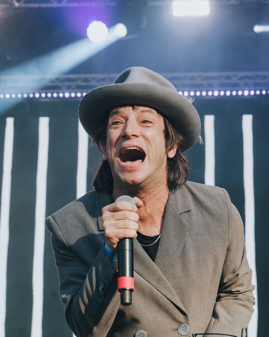 Quilmes Rock, día 2: un cierre emotivo - Del otro lado del predio, Barbi Recanati arremetía con su rock garagero y espacial y sentenciaba: “Acá están los emos tristes”, a la par que remarcaba la importancia del cupo femenino en los festivales antes de interpretar “A la luz” con su estribillo “se va a caer, se va a caer”. Turf. Foto: Kevin Luries