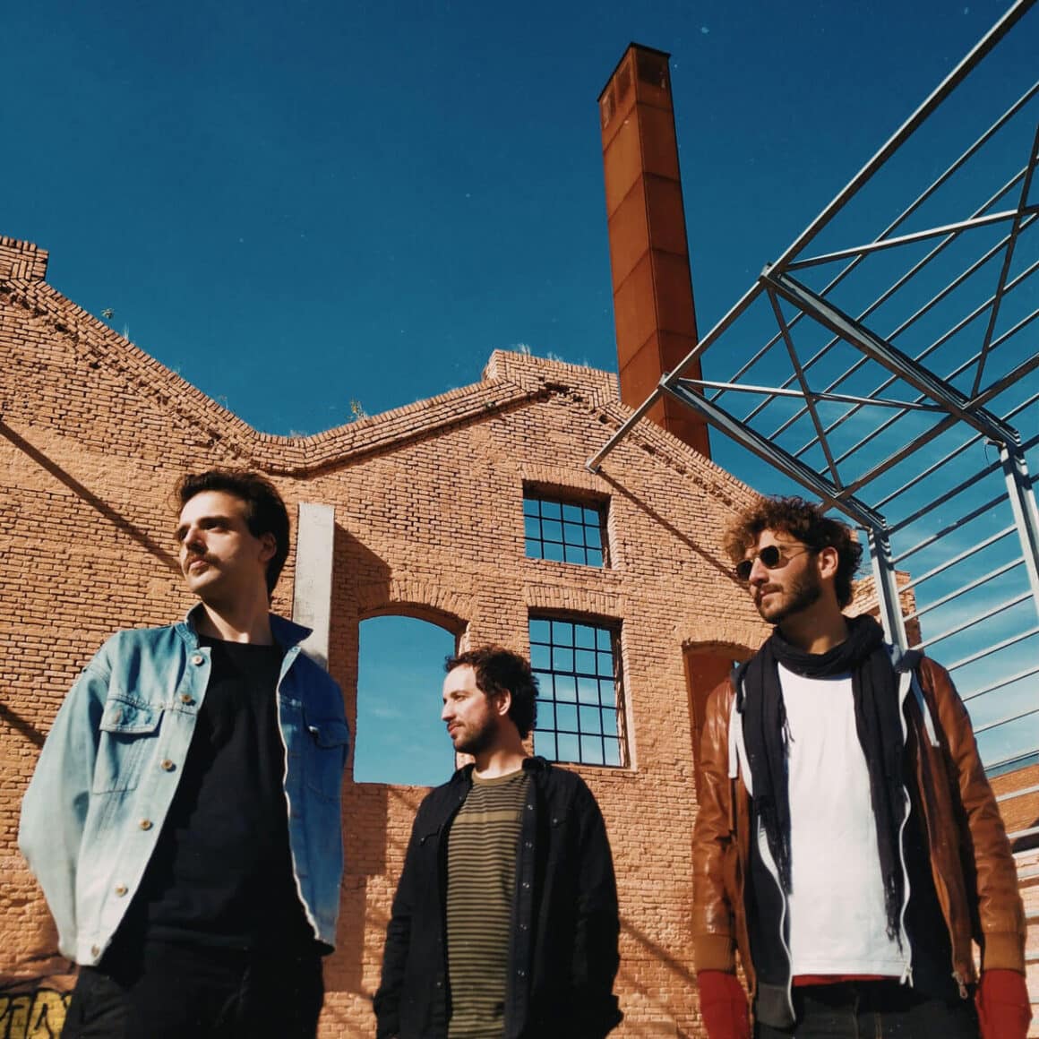 Giro Solar: "Hubo una premisa de concepto de disco" - Giro Solar nos presenta 'Parque Cítrico', un álbum cohesionado por un concepto lírico y sonoro, que transmite un viaje a través de estructuras urbanas y límites difusos. Giro Solar