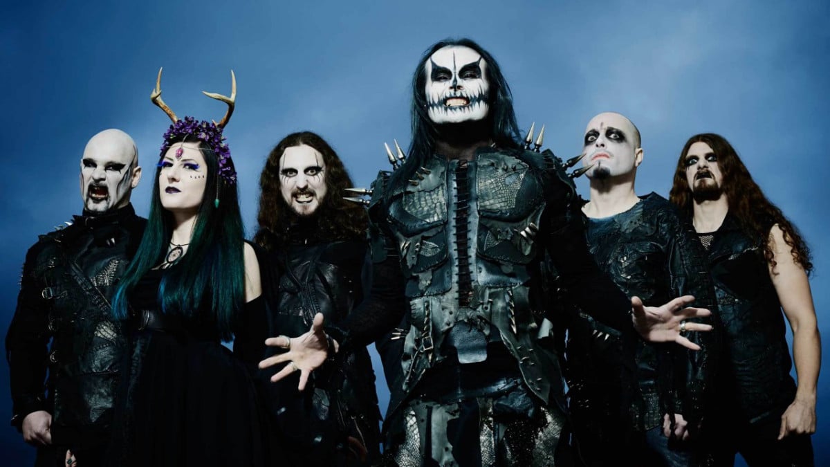 Cradle of Filth: "Este concepto victoriano nos dio un aire fresco" - La tecladista Lindsay Schoolcraft cuenta los detalles de "Cryptoriana", y la nueva faceta de la banda. Además, adelanta el show del jueves en el Teatro Vorterix. Entrevista con Rock.com.ar. Desde que Dani Filth formó este grupo en 1991, pasó mucha agua debajo del puente: una catarata de miembros distintos, una docena de discos de estudio y una exposición creciente (que llegó a su cúspide después de 1996).
A la actual encarnación de Cradle of Filth la completan Martin 'Marthus' Škaroupka en batería, Daniel Firth en bajo, Richard Shaw y Marek "Ashok" Šmerda en guitarras, y Lindsay Schoolcraft en teclados.
Este último es quien más sabe sobre el presente de la banda. Al fin y al cabo, el grupo ya editó dos discos desde su ingreso: "Hammer of the witches", de 2015; y "Cryptoriana - The seductiveness of decay", del año pasado.
Fiel a su leyenda, el show de este jueves en el Teatro Vorterix presentará a una banda más que consolidada. -"Cryptoriana..." cuenta con una orquesta, coros y un énfasis en el aspecto victoriano. ¿Cómo llegaron a eso?
-Cuando estábamos en la mitad del proceso compositivo, Dani nos informó que habría un concepto victoriano. Desde ahí fue que incorporamos esas ideas. Sé que para él fue como una bocanada de aire fresco, y algo que disfrutó mucho. Por suerte, no fue dificultoso trasladarlas al show. En mi caso, me influenció bastante la serie "Penny Dreadful".
-Hicieron el 85% del álbum en Brno, República Checa. Además de ser el lugar donde viven Martin y Ashok, ¿hubo otras razones para ir ahí?
-En el aspecto compositivo, sí. Es un país muy hermoso e inspirador. Y en cuanto a lo económico, también. Fue el balance perfecto (risas). -Son amigos de Jeff Waters, e hicieron un cover de su banda, Annihilator. ¿Por qué lo eligieron?
-Lo veníamos charlando desde hacía bastante. Un día nos encontramos con Jeff en un día libre de nuestro tour europeo de 2015, en el que presentábamos "Hammer of the Witches". Le pedimos su permiso para versionar "Alisson Hell", y nos dijo que estaba encantado. Una vez que lo hicimos y lo mezclamos, se lo enviamos para que lo escuchara. ¡Nos respondió diciendo que era el mejor cover! Fue muy bueno con nosotros, y claramente un honor. -Van a tocar mañana en Buenos Aires, después de cinco años. En el medio sacaron "Hammer of the witches". ¿Van a hacer canciones de ese disco también? Ya que no fue presentado acá.
-Sí, cambiamos el setlist, así los fans argentinos pueden escuchar muchos temas que en 2013 no oyeron. Elegimos cosas de nuestros discos anteriores, y sentimos que "refrescamos" la lista de temas. En cuanto a las visuales, ¡va a ser una sorpresa!
Cradle of Filth se presentará el jueves 22 de marzo en el Teatro Vorterix. Las entradas pueden conseguirse a $850 (más costos de servicio) en AllAccess y sus puntos de venta. 00283560 7dce 40c7 8bd8 a53431ebfda9