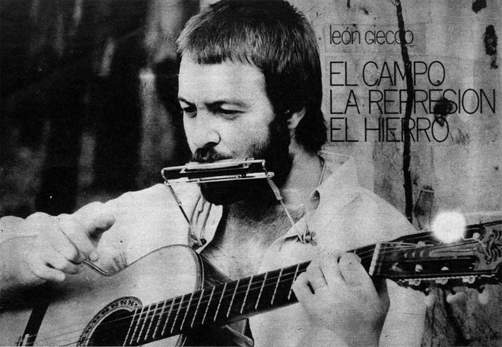 El campo, la represión, el hierro - León Gieco se está convirtiendo en uno de los cantantes más importantes de la nueva generación. Llegado desde el interior hace dos años trasunta en sus temas toda la psicología del hombre conectado a la naturaleza. Su música es sencilla emparentada con el folklore argentino, el blues y el folk. Sus letras son duras y comprometidas. Esta es una presentación, la forma en que llegó. 01fa79cc 5949 4a5a b263 99eb46b912b7