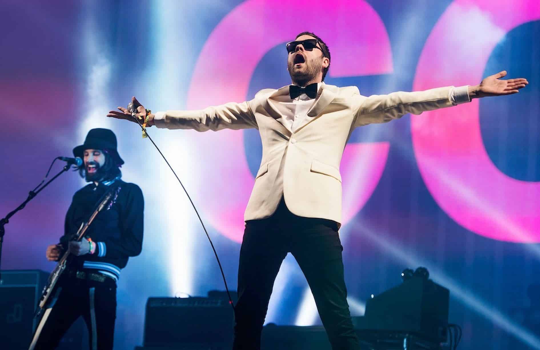 Kasabian: "Hay una línea muy fina entre el juicio y la locura" - "El Tinder de nuestro guitar tech está prendido fuego -dice el líder de Kasabian en alusión a quien aparece en la portada de "For crying out loud" (2017)-. ¡Ama esa tapa! Ahora es famoso, y sólo por eso valió la pena incluirlo". Sergio Pizzorno se refiere a Rick Graham, un plomo que los acompaña desde hace unos quince años y que figura en el primer plano de su último álbum… llorando lágrimas digitales. 05cdcda0 9520 475e aac5 b74fa9878d28