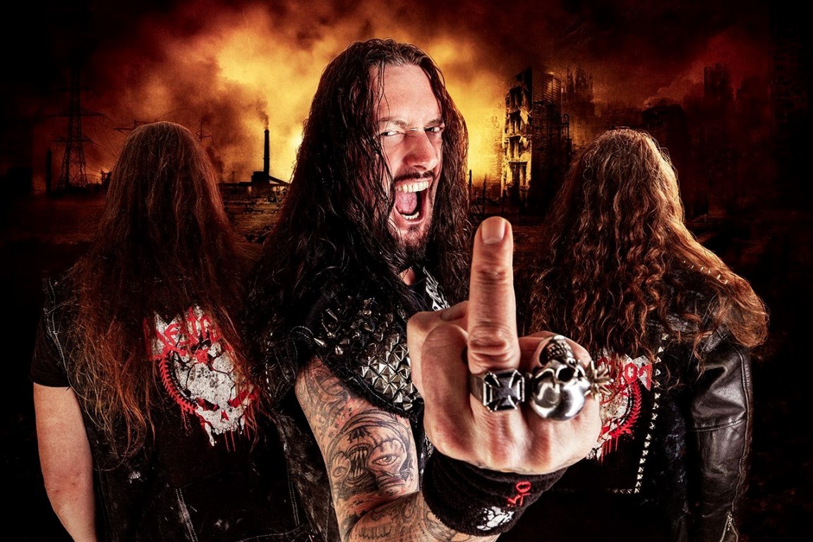 Destruction: "Las religiones siguen dividiéndonos y generando odio" - Schmier critica los dogmas y recuerda cuando un acosador dijo ser su hermano. También explica por qué lleva toneladas de medicamentos en cada gira, y anticipa el show de septiembre en el Teatro Vorterix. "Tuve muchos fans hostigadores: uno de ellos les contó a todos que era mi hermano y se metió en las redes a contactar a mis conocidos. Lo peor fue que, con ese pretexto, se mudó a la casa de un amigo en Noruega. Le advirtió: ‘No le cuentes a Schmier, porque aunque somos familiares tenemos problemas’. Hasta que un día mi amigo me llamó y me contó la situación, y le expliqué que era imposible, porque mi verdadero hermano vivía en Alemania -relata Marcel "Schmier" Schirmer, cantante y bajista de Destruction-. Encima inventó un montón de mierdas sobre mí en revistas y portales, y llamó a un restaurante que tenía. Les dijo que era de mi discográfica y que necesitaba hablar conmigo, así que los mozos le dieron mi número. Desde entonces, me llamó diez veces por día".
Aunque parezca una historia de película, estas situaciones son más que comunes en el mundo de la música, y el metal extremo no está exento. Mucho menos si sacaste una quincena de discos y formás parte del Big 4 del thrash alemán junto a Kreator, Sodom y Tankard."Tuve que cambiar de teléfono y todo… ¡fue muy difícil! A pesar de eso, aprendí que a los stalkers tenés que ignorarlos. Es gente con problemas psicológicos, pero pueden generarte líos inmensos. Supongo que es parte del precio de tocar en una banda", agrega. Tal situación llevó a Schmier -que comanda Destruction desde 1982- a escribir "Second to none", que apareció en "Under Attack" (2016), su último disco de estudio con canciones inéditas. "La letra es muy importante porque muchos ignoran que internet es una herramienta muy poderosa para insultar, por ejemplo. Hay gente que se suicida por esos comentarios, así que es una situación muy triste", completa desde el otro lado de la línea.
-Imagino que tu falso hermano ya está en la cárcel…
-No. Les dije a todos que era un acosador y que lo ignoraran, y la mayoría lo hizo. Todavía está tratando de contactarme, y cada tanto me manda un mensaje por Facebook o por Instagram. Me escribe: "Por favor, seamos amigos. Perdoname por lo que hice, estoy muy apenado". A mí me gusta ser bueno con la gente, pero no podés dar el brazo a torcer con tipos así. No es lo que quiero para mi vida, y trato de mantenerlo alejado. Ojalá que algún día encuentre su propio rumbo.
-Otra de las canciones destacadas de "Under Attack" es "Elegant pigs", que habla de las bandas que tocan con miles de pistas de fondo. ¿Siendo un trío, es difícil "competirles" sin backing tracks?
-Destruction hoy por hoy tiene el mejor lineup de su historia -se refiere al co-fundador Mike Sifringer en guitarra y al baterista Randy Black-, y estamos muy ajustados. En vivo hay un montón de energía cruda y talento, y nuestro sonido es honesto. Algunos grupos pueden sonar como en los discos, ¿pero cuál es el sentido? Si es un recital, la onda es brindar una propuesta distinta y dar una performance más provocadora. Cuando una banda suena tan prolija, tenés que pensar que capaz tengan diez pistas de fondo. Es muy triste, y aunque el rock siempre fue honesto, ahora hay un montón de mentirosos. El año pasado hubo un escándalo con Michael Kiske, de Helloween, en México. Ellos explicaron que usaron los tracks porque él estaba enfermo, pero mi pregunta es… ¿por qué el tipo va de gira con pistas grabadas? Hoy es muy fácil ser un estafador, y yo no quiero eso para Destruction. Hace poco vi a Judas Priest y a Iron Maiden, y no usan pistas. Siguen tocando todo, y esa es la verdadera esencia de la música para mí. -En "Under attack" volviste a pegarle a la religión. ¿Notás cambios dogmáticos entre la época vieja y la actual?
-Sí, pero la situación no mejoró, sino que empeoró. La primera canción religiosa que escribimos fue "Curse the gods", donde mencionamos a Alá, a Buda y a Jesucristo. Nosotros nos criamos en una zona muy religiosa de Alemania, y crecimos con principios conservadores. Por eso tratamos de salir de ese mundillo cuando éramos jóvenes. Los problemas en Europa se agudizaron porque llegan montón de inmigrantes desde países musulmanes, y hay líos entre ellos y los cristianos. Ocurre porque tienen diferentes creencias, y eso me demuestra que la mierda dogmática sigue separando a la gente. Vivimos todos en el mismo planeta, pero las religiones dividen a todas las naciones y esparcen el odio. Por eso creo que la situación empeoró.
Schmier le levanta el dedo a los acosadores. HIMNOS DEL THRASH, PARTE IILa histórica banda alemana lanzó "Thrash Anthems II", un disco con regrabaciones de viejas canciones, en 2017. Diez años antes ya habían editado el primer volumen de la saga, pero esta vez decidieron ir más allá: a gran parte de los temas los eligieron los fans. Uno de ellos fue "Frontbeast", una rareza que sólo había aparecido en un demo.
"En ese sentido, no fue tan sorpresivo que la gente haya querido oírla de nuevo. Nosotros no estábamos tan seguros de que fuera lo suficientemente buena, así que tuvimos que reaprenderla y ver si funcionaba. Cuando armás algo junto a tus fans, es importante que tanto ellos como vos queden conformes. Al tocar una canción, es esencial sentirla en la piel. Asombrosamente, eso ocurrió cuando la rehicimos -explica Schmier en un inglés con dejos de alemán-. Tiene un feeling punk y crudo, y por eso nos gusta. Obvio que también había un montón de cosas que no habíamos escuchado en varios años, como ‘United by hatred’ y ‘Black mass’. A esta última no la habíamos tocado en más de tres décadas". -Lo gracioso fue que no recordabas las letras de temas como "Frontbeast" y "Black mass", por lo que tuviste que llamar al exbaterista de Destruction y pedírselas...
-Exactamente, esa es la historia (se ríe). En internet estaban mal, y los primeros discos no las traían escritas. Así que Tommy Sandmann buscó en su sótano y encontró los manuscritos originales. Fue muy gracioso porque no pensé que él guardara eso, pero tenía incluso ropas viejas y nuestro primer contrato discográfico. También descubrimos que la letra de "Frontbeast" era mucho más larga. A veces necesitás ayuda para recordar ciertas cosas, y más si compusiste esos temas hace 35 años. ¡Yo tenía 16! Al tocarlas en vivo las retenés en tu memoria, pero con éstas fue más complicado. Esos objetos son parte de la historia de la banda, y algún día hasta deberíamos hacer un museo de Destruction.
-Claro, o un box set incluyendo ese material. -Sí, estaría muy bueno. No lo hicimos todavía, pero hace poco relanzamos nuestros primeros siete álbumes. Semejantes archivos serían muy interesantes para un box.
La primera formación de Destruction no le tenía miedo a las tumbas profanadas.
-Hace unos años hicieron un tour con Candlemass, y dijiste que fue horrible. ¿Qué pasó?
-Amo a la banda y a Messiah, su excantante. Nosotros estábamos a full, con una gira europea por delante, y los teloneros se habían caído. Así que los llamamos a porque somos amigos, y pensamos: "¿Y si juntamos ambos géneros? En los festivales, los fans siempre están abiertos a estas cosas". Pero por esa razón, los seguidores de Candlemass no fueron a esos shows... y lo mismo pasó con los nuestros. Así que el tour tuvo muy poco público y fue una audiencia rara. Los miembros de Candlemass estaban muy apenados porque casi no vendían merchandising, y para mí fue horrible porque pensaba que en el metal había una comunidad más unida. Es obvio que el doom y el thrash están en diferentes extremos, ¡pero yo soy thrasher y me gusta Candlemass! Los reacios eran más que nada los fans del doom, que decían "no quiero ver a Destruction, tocan demasiado rápido". Esa fue una gran lección para mí: hay que elegir inteligentemente a los grupos soportes. Personalmente fue una gira genial, pero no en cuanto a todo lo demás.
¿Automedicarse? ¡Obvio que sí!
EL MÉDICO DEL METAL-Tus amigos te dicen "Doctor Schmier", porque siempre viajás con un montón de medicamentos y hasta cosas para controlar la presión arterial. ¡Incluso una vez auxiliaste a Overkill! ¿En qué otras situaciones te fue útil?
-(Estalla a carcajadas). En los tours nos puede pasar de todo, así que desde joven tengo aspirinas, antibióticos y penicilina. Por ejemplo, sirven si tenemos una infección en la garganta y se nos complica cantar. Así que empecé a "coleccionar" material, porque cuando envejecés vas llevando más y más cosas. Al principio salvé a un montón de mis amigos dándoles preservativos, porque andaban "divirtiéndose" con personas extrañas mientras sus novias estaban esperándolos en casa, así que no llevaban protección. ¡Salvé a un montón de personajes del heavy metal de que no se contagiaran enfermedades de transmisión sexual! Pero en general llevo todo eso para ayudar a mis compañeros, a la gente de la crew y a las demás bandas. Estando de gira, siempre me preocupo por la "familia". Hace dos años, en un tour por los Estados Unidos, me corté muy profundamente el dedo y no tenía nada para arreglarlo. Así que yo mismo tuve que volver a ponerlo en su lugar. ¡Fue terrible! Parecía Rambo, y definitivamente no estaba preparado para eso (risas). -Ojalá no tengas esos problemas en la Argentina. ¿Cómo va a ser el setlist del show del Teatro Vorterix?
-Vamos a hacer canciones de "Thrash Anthems II", clásicos y temas que no tocamos allá antes -el grupo vino por última vez en 2011-. Obviamente van a haber cosas de "Under Attack", así que será una gran mezcla. Durará entre una hora y media y dos; va a ser un recital largo y con sorpresas. En la Argentina pasa algo distinto del resto del mundo, porque ustedes cantan los riffs. Es algo único, y nadie más lo hace. Así que estoy ansioso por volver allá.
-¿Vas a venir con tu farmacia portátil de medicamentos?
-¡Obvio! Cuando vayamos a Sudamérica voy a llevar antibióticos para el estómago, porque muchos tienen problemas con eso cuando van a un país desconocido. También pastillas para la diarrea y otras para no apunarnos en las zonas de mayor altitud. En general me armo botiquines personalizados para cada gira. Los de la aduana me miran muy mal porque me ven con una valija llena de pastillas y medicamentos, pero es por la seguridad de todos. ¡Por lo general, en mis tours nadie se enferma! (risas).
Destruction tocará el sábado 29 de septiembre en el Teatro Vorterix (Av. Lacroze 3455). Las anticipadas cuestan $900 más costo de servicio, y se consiguen a través de AllAccess. 0b6b3e6f 02f4 4e22 a64d 9d295c482d96