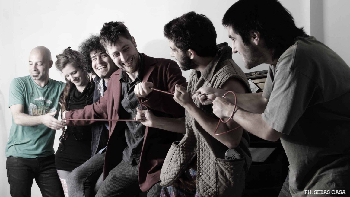 Manijas - Para finales del 2011 el disco ya estaba listo (Mastering de Mario Breuer incluido), 10 canciones donde se destacan "Bucarest", "Tomates Cliqueados", "La Escondida" y "La Estampita de Pugliese", es un disco de rock, funk, canciones, estilos variados, bases movedizas, guitarras que vienen y van, texturas muy distintas entre tema y tema, había nacido en género "MANIJA". Todo ese año siguieron tocando cada vez mas y la gente se empezaba a preguntar ¿quienes eran esos locos que tocan en todos lados y se la pasan pegando calcomanías? Manijas