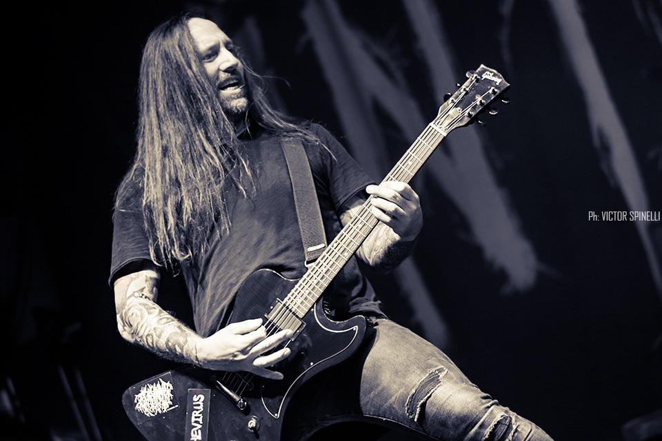 In Flames en Vorterix: Batalla ganada - Principios de los 90. A contramano del mundo – que viraba del heavy metal más clásico hacia el grunge -, los siempre revolucionarios nórdicos toman lo que aprendieron de los clásicos del rock pesado de los 70 y 80, le dan una vuelta de tuerca y crean algo nuevo. Así nace, de las manos de bandas como In Flames, Dark Tranquillity, At The Gates, el célebre ‘sonido de Gotemburgo’: un death metal agresivo, gutural y al palo, pero con la melodía y el estribillo ganchero como prioridades innegociables. 1078bcf1 b3e8 48d5 98c6 3cf16fefae89