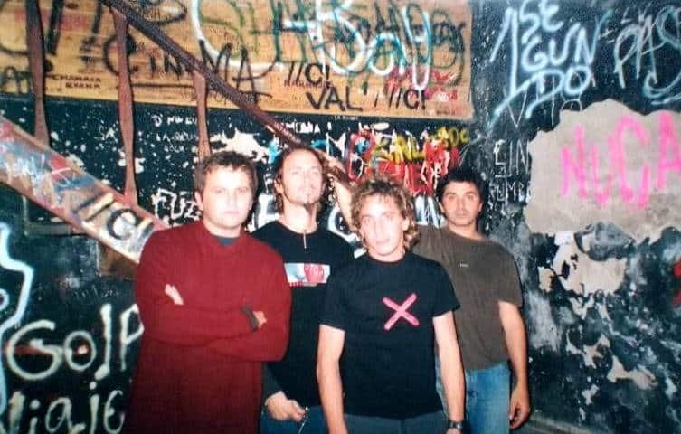 Vetamadre cuenta la historia de "Veratravés", a quince años de su lanzamiento - Aunque el tercer álbum de Vetamadre sea el más distorsionado, seguro no te diste cuenta de un detalle: hay fragmentos de folklore desperdigados a lo largo de las canciones. Y lo mejor es que no hace falta escucharlas al revés ni nada por el estilo. "Fuimos a grabarlo a los estudios Tónica, y justo usamos los ADAT de una cantante muy famosa de música popular -dice el bajista Marcelo "Coca" Monte, en referencia a una vocalista entrerriana-. ¡Así que hay recortes de ella por todas partes, e incluso un bombo!". 10b00d1e acd1 4c1d 9bd0 bf7d02b507e7
