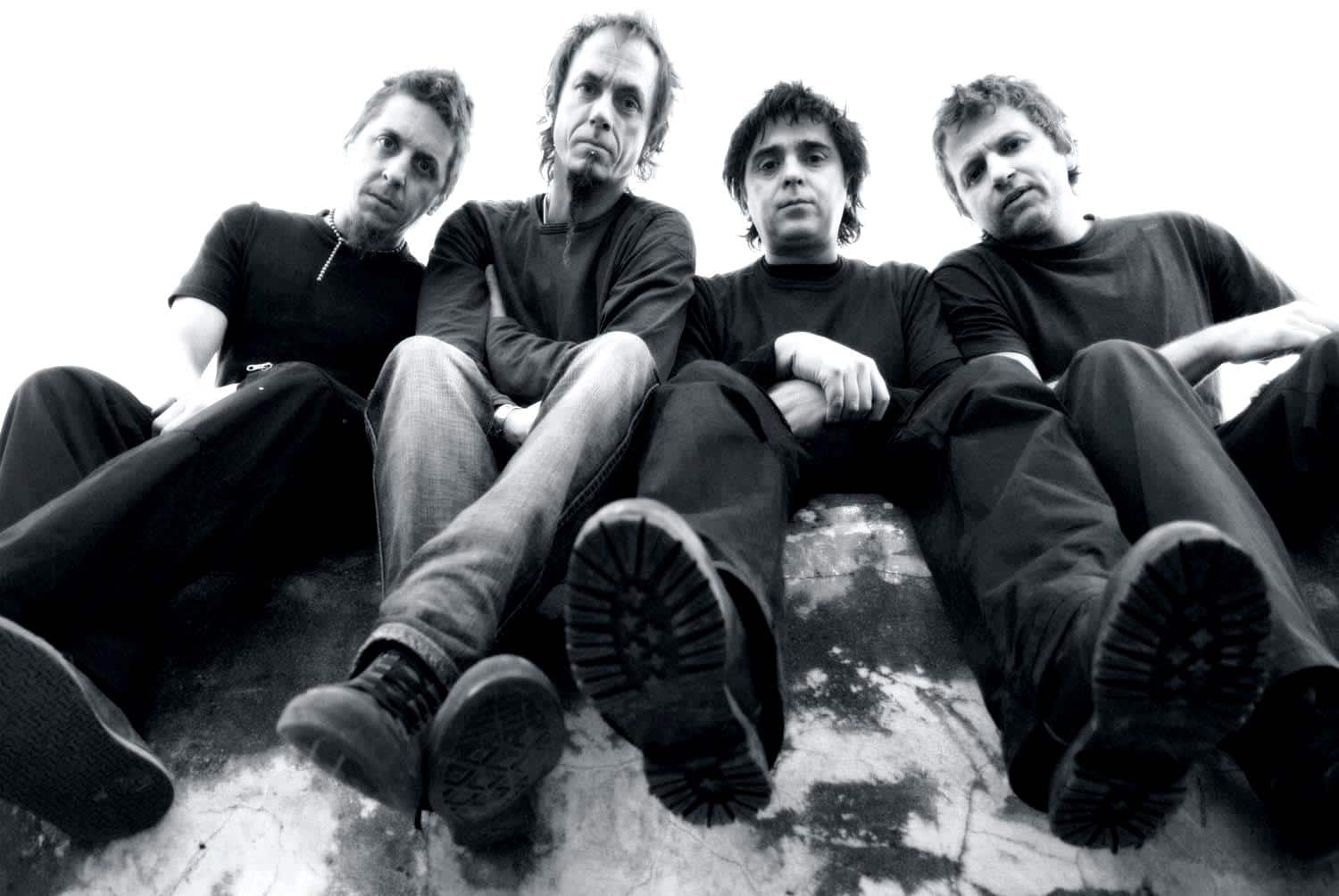 Vetamadre cuenta la historia de "Veratravés", a quince años de su lanzamiento - Aunque el tercer álbum de Vetamadre sea el más distorsionado, seguro no te diste cuenta de un detalle: hay fragmentos de folklore desperdigados a lo largo de las canciones. Y lo mejor es que no hace falta escucharlas al revés ni nada por el estilo. "Fuimos a grabarlo a los estudios Tónica, y justo usamos los ADAT de una cantante muy famosa de música popular -dice el bajista Marcelo "Coca" Monte, en referencia a una vocalista entrerriana-. ¡Así que hay recortes de ella por todas partes, e incluso un bombo!". 11b10786 eff7 4db4 a5bb 88fa662322b7