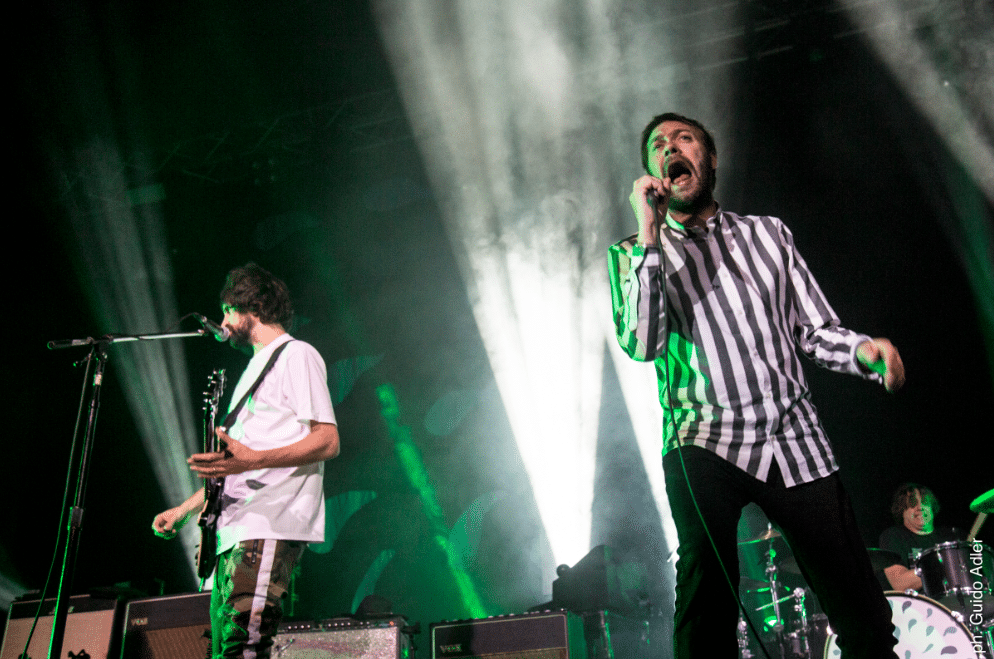 Kasabian en Obras: nada ni nadie los pudo parar - El error de Kasabian es no esperar a que el problema se solucione antes de seguir el show. En "You’re in love with a psycho" se nota la falta de la guitarra de Pizzorno, que se apega a cantar y deja su instrumento tirado a un costado. Mientras tanto, el plomo no da respiro y el cantante Tom Meighan se queja del sonido de los monitores. 11fcca1c f8b6 40dc 869e b546543b54e1