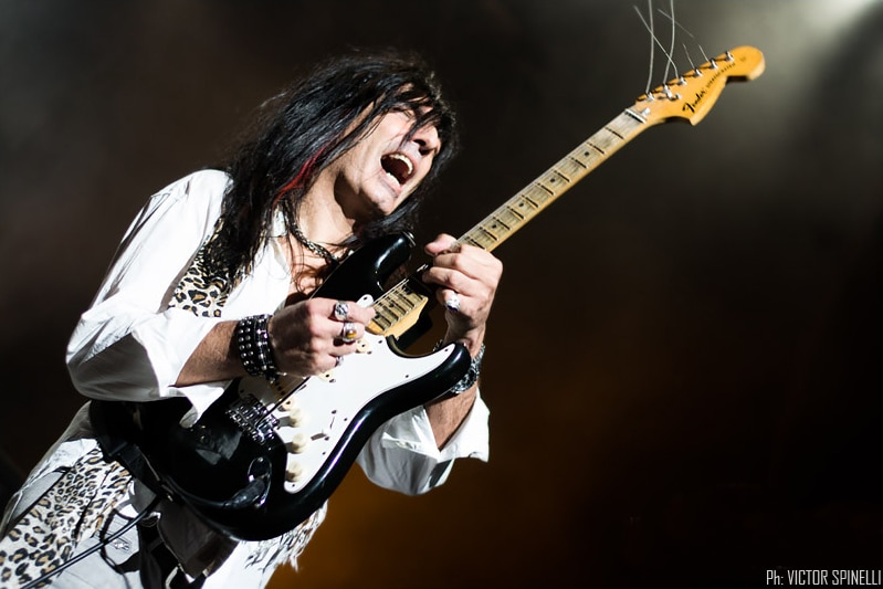 Walter Giardino: "Es posible hablar de un nuevo disco de Temple" - 1998. Rata Blanca entra en un impasse por tiempo indefinido. El siempre inquieto Walter Giardino no desaprovecha el momento: fruto de su nueva maquinación, nace Temple, proyecto metalero clásico que conectará, si se quiere, con las raíces musicales más profundas y genuinas del virtuoso músico local. Pero el proyecto dura poco. El único disco de la agrupación -hoy de culto-, y con él sus presentaciones en vivo, van directo al arcón de los recuerdos cuando los aires renovados del nuevo milenio llevan a la reunión triunfal de la mítica y querida Rata Blanca. 1253cbaf cfd3 458a 83e7 d963c1976a5a