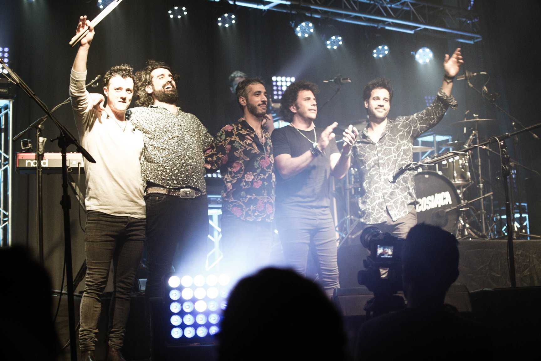 Chicosvaca: "Nos preparamos para que sea el mejor show que dimos alguna vez en Capital" - Diego Tourn, el guitarrista de la banda rosarina, se refirió al concierto que dará el quinteto en Makena, en el marco de la presentación de su quinto disco de estudio "Ninguna historia importante". La presentación en Buenos Aires será el sábado 6 de octubre. La banda lleva 15 años de trayectoria, acaban de lanzar un quinto disco, pero sin embargo apostaron de nuevo a participar en un concurso como el Camino a Abbey Road ¿Es más difícil de lo que creían, ser independientes?
La verdad es que las dificultades de ser independientes no nos sorprenden porque desde hace 15 años tenemos la misma condición... Es por esa misma razón que tratamos de aprovechar cualquier oportunidad que se presente para seguir sumando experiencias en nuestro camino ¿Sería genial grabar en Abbey Road, o no?
"Ninguna historia importante" es un disco conciso, con nueve canciones pero bien concretas, se diferencia en eso de "Algunos chicos" ¿Por qué?
Porque refleja de alguna manera el presente de la banda. Si tuviera que buscarle alguna explicación, diría que en este último disco estábamos mas seguros de que tipo de disco queríamos sacar y de que manera queríamos grabarlo. No es lo mismo repartir el esfuerzo en doce canciones que en nueve, y creo que al fin de cuentas elegimos hacer nueve porque confiábamos en que iban a ser suficientes para poder contar musicalmente el presente de la banda,
¿Cómo fue grabar con Ike Parodi, que si bien ya ha participado con la banda hace poco lanzó disco solista?
Una gran alegría y orgullo, pero además de eso la confirmación de años de amistad y respeto mutuo. Es hermoso poder contar con una artista de semejante calibre en una canción de tu disco, pero tiene mucho mas valor cuando te das cuenta de que eso es posible porque hay algo que se va construyendo en los años que va mucho mas allá de lo musical.
¿Qué les quedó como experiencia haberlo presentado en el Centro Cultura Atlas?
Siempre es especial la primera presentación de un disco. Creo que en este caso contamos con todas las armas y herramientas que te da la experiencia para hacer un muy buen show, pero sobre todo, poder disfrutarlo arriba del escenario.
¿Qué tienen preparado para la presentación de "Ninguna historia importante" en Capital?
Nos preparamos para que sea el mejor show que dimos alguna vez en Capital. Es algo importante para nosotros poder contar la banda desde el escenario, sobre todo para quien no conoce la banda. Esperamos poder hacerlo este sábado en Buenos Aires. Después de la presentación lanzamiento del nuevo disco "Ninguna historia importante", Chicosvaca tocará el sábado 6 de octubre en Makena (Fitz Roy 1519, Palermo) con entradas en la boletería del lugar y el show previo de Maquiavelos. 125bf0de 733b 4f1c 940a 5377f6dd5137