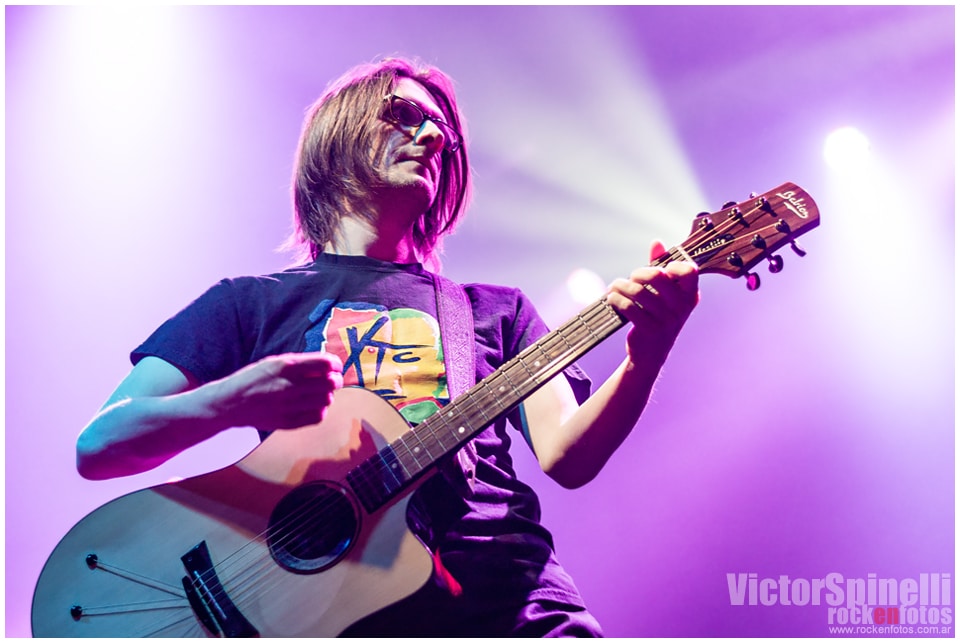 Steven Wilson volvió a deslumbrar en el Vorterix - Steven Wilson volvió a hacerlo. Una vez más mantuvo a una sala repleta en vilo durante casi 2 horas y media, con piezas atrapantes, historias envolventes, un sonido perfecto, hipnótico, una performance musical digna de los mejores. Nuevamente se llevó infinitos aplausos, interminables e incontrolables ovaciones, incontables elogios. De nuevo dejó en claro por qué las grandes figuras del rock progresivo - y sus seguidores - lo siguen eligiendo, una y otra vez. 13ba39cb 69b4 4228 a14f b58b491c0b06