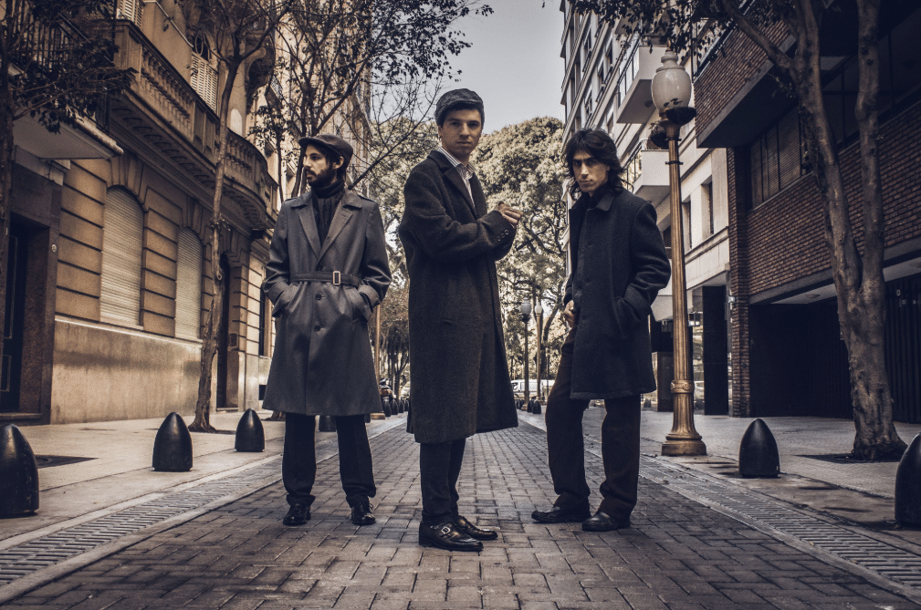Caos Luz: "Es importante que nuestro público se sienta parte de los shows" - "Creo que Elliot Smith hizo que me animara a ser cada vez más sincero conmigo mismo, que no me guardara nada. Que aprovechara la oportunidad de componer para sacarme la mierda de adentro, y todo ese dolor que se acumula día a día -explica David Tagger, frontman de Caos Luz-. Nunca escribí algo por compromiso o por si pegaba. Pero antes no me animaba a soltarme en todas las letras: muchas veces me quedaba por la mitad". 16f1efda 3604 4eed 909a aa28960020d7
