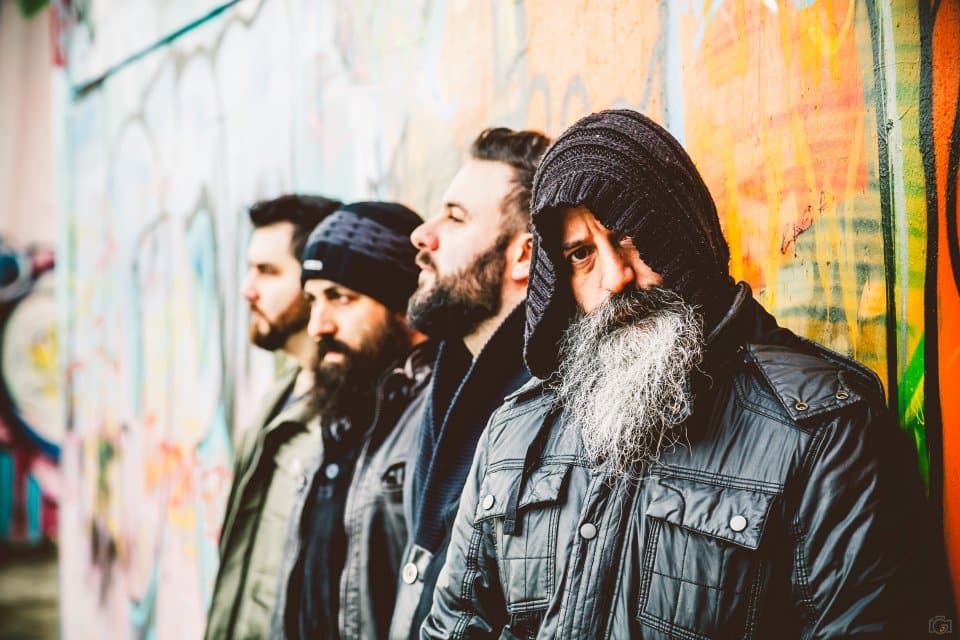 Atzmus: "Tocar temas nuevos genera como una vida nueva" - El cuarteto de metal Atzmus se prepara para presentar "Más humano", su cuarto trabajo de estudio. El cuarteto de metal se prepara para presentar "Más humano", su cuarto trabajo de estudio.
Atzmus irrumpió en los escenarios locales hace poco menos de una década y, en poco tiempo, se transformó en referencia indiscutible de un estilo completamente propio.
En su momento, la propuesta resulto al menos insólita: mientras que sonaba un metal pesado y moderno, cuidado, de gran calidad, excelente ejecución y composición, con un mensaje siempre positivo, esperanzador; cuando uno levantaba la mirada, la cosa se tornaba extraña: en el escenario, un barbudo enfundado en ropajes típicos judíos –traje negro, zapatos negros, sombrero negro–, saltaba, bailaba, cantaba respetando sus tradiciones hebreas, pero al ritmo de la, para muchos, "música del demonio".
"Hace años atrás era más así, pero con el pasar de los años creo que la música fue generando fusiones, tanto de estilos como de géneros, culturas, que generó una apertura diferente", recuerda, entre risas, el barbudo, Eliezer Barletta, que oficia de vocalista de la original banda porteña. "Muchas bandas mostraron que la música cojonuda, fuerte, tiene el poder de transmitir cosas positivas. Carajo, P.O.D., Linkin Park, A.N.I.M.A.L., fueron una punta de lanza, que abrieron otra realidad".
Muchas de sus canciones tienen referencias religiosas, pero son aplicables más universalmente ¿eso lo tienen en cuenta, que las canciones sean "para todos"?
EB: La espiritualidad es parte de la esencia humana, no pasa por una camiseta o una religión. No somos nada más un cacho de carne con patas, hay una faceta espiritual, como hay una faceta emocional o una intelectual. Somos parte de esa espiritualidad más allá de la ideología o la filosofía que profeses, es parte de nuestra esencia. Entonces, apuntar a despertar esa fuerza espiritual que tenemos, algunos más revelada, otros más oculta, me parece que está bueno.
Ahora, en el escenario, tenés una estética más rockera: remeras, camisas, jeans, gorras ¿ese cambio fue pensado?
EB: Estaba gastando mucha plata en tintorería y hay que ahorrar, el moishe tiene que juntar la guita (risas). Fue un poco de todo, una cuestión de comodidad, porque en un show hay un desgaste físico fuerte y era una ropa que tal vez no acompañaba, no me sentía cómodo en el escenario. También se dio que mucha gente, por la estética, sin habernos escuchado, pensaba que éramos una bandita de la cole que animaba casamientos, cumpleaños, bar mitzvah (risas), y no era la idea. Le pegamos una vuelta de rosca que nos hizo sentir más cómodos, nos dio una apertura mayor.
¿Qué cosas crees que cambiaron en la banda desde que arrancaron hasta hoy?
EB: Hubo dos integrantes que hoy no están, las llegadas de Damián Merluccio en batería y Gonzalo Benas en bajo trajeron un cambio, no solo en la tocada, sino en el sonido. Después, los primeros años fueron de trabajar en salas de ensayo, con las baterías e instrumentos que podía haber en cada sala. De a poquito, fuimos luchándola hasta que pudimos tener sala propia; y este año, especialmente, fue un año de mucho laburo y esfuerzo, y tenemos nuestro propio estudio. Creo que esa posibilidad de crecer, a la banda le da una identidad y un sonido propios. Eso, este año, fue lo que más se intensificó. El trabajo de banda con los nuevos integrantes, y el sonido nuevo, propio, que tal vez, cuando estás grabando afuera, por cuestiones de tiempo y costos, no tenés la oportunidad de experimentar y buscar, es todo más resumido y urgente, a no ser que tengas un presupuesto enorme, que para una banda que está creciendo, no es una realidad, y menos acá. Entonces, la sala propia, poder ensayar todas las veces que podamos, experimentar, buscar, eso más el estudio, nos dio lo que buscábamos hacía mucho.
Sobre todo en el tercer disco, "Ser Humano", se nota un cambio en el sonido, es más pesado, más agresivo, afinaciones más graves…
EB: Si, totalmente. La tocada también cambió mucho con los nuevos integrantes. En su momento, se hizo una búsqueda fuerte, de varios meses, se probaron más de 30 bateristas, y 15 o 20 bajistas. Dentro de esa búsqueda estaba la idea de darle a la banda una polenta que hasta el momento no sentíamos. Queríamos apuntar a algo más fuerte.
Están por sacar su cuarto disco, "Más Humano" ¿De qué trata?
EB: El tercer disco, "Ser Humano", pasó por tres estudios: empezamos con Ale Vázquez, después con Nicolás Ghiglione, de PGM Estudios y, finalmente, terminamos grabando unas baterías - porque las que teníamos hasta ese momento no nos convencían - con Damián, en La Nave de Oseberg. En ese disco justo se fueron dos integrantes que estaban desde el inicio, terminaron siendo cuatro canciones, que las presentamos como "Ser Humano – Lado A", dejando abierta la posibilidad de un "Ser Humano – Lado B". Bueno, ahora sale ese "Ser Humano – Lado B", pero le pusimos "Más Humano". Las cuatro primeras canciones son "Ser Humano", y lo que viene, que son ocho canciones más, es "Más humano". La idea es, más adelante, cerrar un álbum físico con los doce temas.
¿Hay un hilo conductor que unen todos sus discos en una suerte de "obra conceptual"?
EB: Si, al menos tratamos, no sé si queda plasmado, pero se trata (risas). En "Más Humano"; de hecho, van a percibir reminiscencias con las cuatro canciones de "Ser Humano", hay una conexión. De hecho, a las canciones, entre nosotros les decíamos "Ser humano 2", "Zombies 2", "Insurgentes 2", porque tienen una saga, una continuación, en la música, en la composición. Y, más allá de lo conceptual en los discos anteriores, en este va a estar más plasmado, es la idea, lo buscamos, y gracias a ese tiempo, tener casa propia, lo pudimos volcar más concretamente. Este sábado 28 de octubre presentan "Más Humano" en el Teatro Premier ¿qué pueden adelantar?
EB: No sé si vamos a llegar, pero tenemos planeado un video nuevo. Estamos muy contentos con el lugar, va a ser un show muy distinto a lo que se vio hasta ahora de Atzmus. Gracias a que se hace en un cine, es un show cinematográfico, la banda tocando y atrás una pantalla de cine. Estamos trabajando con un genio de las visuales, Manuel Capelettini, que no para de tirar magias; con Pablo Clemot en luces, que también van a tener una dinámica muy particular. Después, la producción va a estar a cargo de Martín Toledo, el escenario va a tener desniveles, tarimas, porque al músico siempre le gustó dar saltos arriba del escenario (risas). Estamos contentos porque tiene producción, le pudimos pegar una vuelta de rosca que suma y, sobre todo, la presentación de las canciones nuevas, siempre tocar temas nuevos genera como una vida nueva. No va a estar todo el disco, nos vamos a guardar algunas canciones para lo que viene, pero creo que tres o cuatro van a estar sonando.
¿Qué es lo que viene para Atzmus?
EB: ¡Uy, si supiéramos! (risas) Uno tiene ganas, ideas, pero a esta altura no sé. Hay una movida fuerte afuera, Rusia, Ucrania, en los videos, cuando entrás, en los comentarios se ve, y no entiendo nada (risas) ¿cómo puede ser que haya esa movida afuera? Estamos intentando mandar un enviado que investigue un poco qué está pasando, nos gustaría tomarnos un avioncito y hacer shows por allá. Nos han escrito para llevar la banda, pero el lenguaje a veces es algo que imposibilita, no es inglés, es ruso. Pero le estamos buscando la vuelta para aprovechar ese mercado, ese territorio donde hay mucho rock. Creo que, a la banda, ese viaje puede hacerle muy bien.
Atzmus presenta "Más humano" el sábado 28 de octubre a las 22:30 en el Teatro Premier (Av. Corrientes 1565, CABA) 1707cd13 1700 4666 aeed dca49585c010