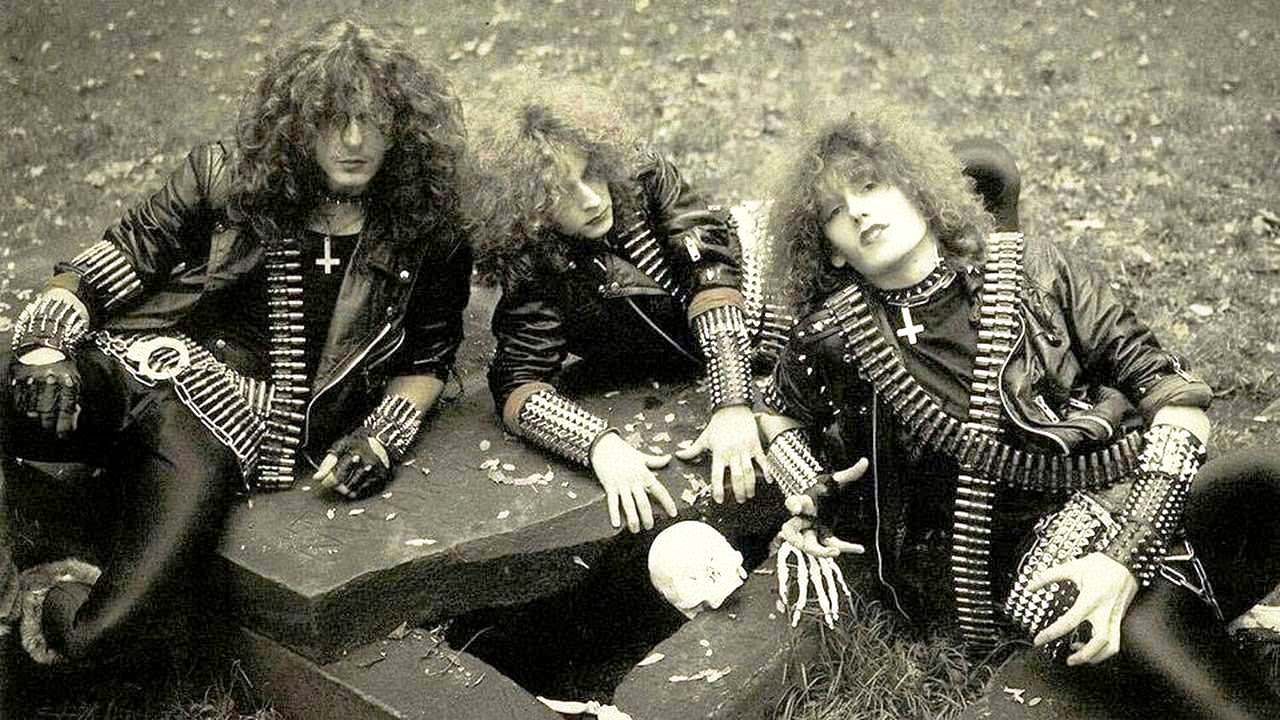 Destruction: "Las religiones siguen dividiéndonos y generando odio" - Schmier critica los dogmas y recuerda cuando un acosador dijo ser su hermano. También explica por qué lleva toneladas de medicamentos en cada gira, y anticipa el show de septiembre en el Teatro Vorterix. "Tuve muchos fans hostigadores: uno de ellos les contó a todos que era mi hermano y se metió en las redes a contactar a mis conocidos. Lo peor fue que, con ese pretexto, se mudó a la casa de un amigo en Noruega. Le advirtió: ‘No le cuentes a Schmier, porque aunque somos familiares tenemos problemas’. Hasta que un día mi amigo me llamó y me contó la situación, y le expliqué que era imposible, porque mi verdadero hermano vivía en Alemania -relata Marcel "Schmier" Schirmer, cantante y bajista de Destruction-. Encima inventó un montón de mierdas sobre mí en revistas y portales, y llamó a un restaurante que tenía. Les dijo que era de mi discográfica y que necesitaba hablar conmigo, así que los mozos le dieron mi número. Desde entonces, me llamó diez veces por día".
Aunque parezca una historia de película, estas situaciones son más que comunes en el mundo de la música, y el metal extremo no está exento. Mucho menos si sacaste una quincena de discos y formás parte del Big 4 del thrash alemán junto a Kreator, Sodom y Tankard."Tuve que cambiar de teléfono y todo… ¡fue muy difícil! A pesar de eso, aprendí que a los stalkers tenés que ignorarlos. Es gente con problemas psicológicos, pero pueden generarte líos inmensos. Supongo que es parte del precio de tocar en una banda", agrega. Tal situación llevó a Schmier -que comanda Destruction desde 1982- a escribir "Second to none", que apareció en "Under Attack" (2016), su último disco de estudio con canciones inéditas. "La letra es muy importante porque muchos ignoran que internet es una herramienta muy poderosa para insultar, por ejemplo. Hay gente que se suicida por esos comentarios, así que es una situación muy triste", completa desde el otro lado de la línea.
-Imagino que tu falso hermano ya está en la cárcel…
-No. Les dije a todos que era un acosador y que lo ignoraran, y la mayoría lo hizo. Todavía está tratando de contactarme, y cada tanto me manda un mensaje por Facebook o por Instagram. Me escribe: "Por favor, seamos amigos. Perdoname por lo que hice, estoy muy apenado". A mí me gusta ser bueno con la gente, pero no podés dar el brazo a torcer con tipos así. No es lo que quiero para mi vida, y trato de mantenerlo alejado. Ojalá que algún día encuentre su propio rumbo.
-Otra de las canciones destacadas de "Under Attack" es "Elegant pigs", que habla de las bandas que tocan con miles de pistas de fondo. ¿Siendo un trío, es difícil "competirles" sin backing tracks?
-Destruction hoy por hoy tiene el mejor lineup de su historia -se refiere al co-fundador Mike Sifringer en guitarra y al baterista Randy Black-, y estamos muy ajustados. En vivo hay un montón de energía cruda y talento, y nuestro sonido es honesto. Algunos grupos pueden sonar como en los discos, ¿pero cuál es el sentido? Si es un recital, la onda es brindar una propuesta distinta y dar una performance más provocadora. Cuando una banda suena tan prolija, tenés que pensar que capaz tengan diez pistas de fondo. Es muy triste, y aunque el rock siempre fue honesto, ahora hay un montón de mentirosos. El año pasado hubo un escándalo con Michael Kiske, de Helloween, en México. Ellos explicaron que usaron los tracks porque él estaba enfermo, pero mi pregunta es… ¿por qué el tipo va de gira con pistas grabadas? Hoy es muy fácil ser un estafador, y yo no quiero eso para Destruction. Hace poco vi a Judas Priest y a Iron Maiden, y no usan pistas. Siguen tocando todo, y esa es la verdadera esencia de la música para mí. -En "Under attack" volviste a pegarle a la religión. ¿Notás cambios dogmáticos entre la época vieja y la actual?
-Sí, pero la situación no mejoró, sino que empeoró. La primera canción religiosa que escribimos fue "Curse the gods", donde mencionamos a Alá, a Buda y a Jesucristo. Nosotros nos criamos en una zona muy religiosa de Alemania, y crecimos con principios conservadores. Por eso tratamos de salir de ese mundillo cuando éramos jóvenes. Los problemas en Europa se agudizaron porque llegan montón de inmigrantes desde países musulmanes, y hay líos entre ellos y los cristianos. Ocurre porque tienen diferentes creencias, y eso me demuestra que la mierda dogmática sigue separando a la gente. Vivimos todos en el mismo planeta, pero las religiones dividen a todas las naciones y esparcen el odio. Por eso creo que la situación empeoró.
Schmier le levanta el dedo a los acosadores. HIMNOS DEL THRASH, PARTE IILa histórica banda alemana lanzó "Thrash Anthems II", un disco con regrabaciones de viejas canciones, en 2017. Diez años antes ya habían editado el primer volumen de la saga, pero esta vez decidieron ir más allá: a gran parte de los temas los eligieron los fans. Uno de ellos fue "Frontbeast", una rareza que sólo había aparecido en un demo.
"En ese sentido, no fue tan sorpresivo que la gente haya querido oírla de nuevo. Nosotros no estábamos tan seguros de que fuera lo suficientemente buena, así que tuvimos que reaprenderla y ver si funcionaba. Cuando armás algo junto a tus fans, es importante que tanto ellos como vos queden conformes. Al tocar una canción, es esencial sentirla en la piel. Asombrosamente, eso ocurrió cuando la rehicimos -explica Schmier en un inglés con dejos de alemán-. Tiene un feeling punk y crudo, y por eso nos gusta. Obvio que también había un montón de cosas que no habíamos escuchado en varios años, como ‘United by hatred’ y ‘Black mass’. A esta última no la habíamos tocado en más de tres décadas". -Lo gracioso fue que no recordabas las letras de temas como "Frontbeast" y "Black mass", por lo que tuviste que llamar al exbaterista de Destruction y pedírselas...
-Exactamente, esa es la historia (se ríe). En internet estaban mal, y los primeros discos no las traían escritas. Así que Tommy Sandmann buscó en su sótano y encontró los manuscritos originales. Fue muy gracioso porque no pensé que él guardara eso, pero tenía incluso ropas viejas y nuestro primer contrato discográfico. También descubrimos que la letra de "Frontbeast" era mucho más larga. A veces necesitás ayuda para recordar ciertas cosas, y más si compusiste esos temas hace 35 años. ¡Yo tenía 16! Al tocarlas en vivo las retenés en tu memoria, pero con éstas fue más complicado. Esos objetos son parte de la historia de la banda, y algún día hasta deberíamos hacer un museo de Destruction.
-Claro, o un box set incluyendo ese material. -Sí, estaría muy bueno. No lo hicimos todavía, pero hace poco relanzamos nuestros primeros siete álbumes. Semejantes archivos serían muy interesantes para un box.
La primera formación de Destruction no le tenía miedo a las tumbas profanadas.
-Hace unos años hicieron un tour con Candlemass, y dijiste que fue horrible. ¿Qué pasó?
-Amo a la banda y a Messiah, su excantante. Nosotros estábamos a full, con una gira europea por delante, y los teloneros se habían caído. Así que los llamamos a porque somos amigos, y pensamos: "¿Y si juntamos ambos géneros? En los festivales, los fans siempre están abiertos a estas cosas". Pero por esa razón, los seguidores de Candlemass no fueron a esos shows... y lo mismo pasó con los nuestros. Así que el tour tuvo muy poco público y fue una audiencia rara. Los miembros de Candlemass estaban muy apenados porque casi no vendían merchandising, y para mí fue horrible porque pensaba que en el metal había una comunidad más unida. Es obvio que el doom y el thrash están en diferentes extremos, ¡pero yo soy thrasher y me gusta Candlemass! Los reacios eran más que nada los fans del doom, que decían "no quiero ver a Destruction, tocan demasiado rápido". Esa fue una gran lección para mí: hay que elegir inteligentemente a los grupos soportes. Personalmente fue una gira genial, pero no en cuanto a todo lo demás.
¿Automedicarse? ¡Obvio que sí!
EL MÉDICO DEL METAL-Tus amigos te dicen "Doctor Schmier", porque siempre viajás con un montón de medicamentos y hasta cosas para controlar la presión arterial. ¡Incluso una vez auxiliaste a Overkill! ¿En qué otras situaciones te fue útil?
-(Estalla a carcajadas). En los tours nos puede pasar de todo, así que desde joven tengo aspirinas, antibióticos y penicilina. Por ejemplo, sirven si tenemos una infección en la garganta y se nos complica cantar. Así que empecé a "coleccionar" material, porque cuando envejecés vas llevando más y más cosas. Al principio salvé a un montón de mis amigos dándoles preservativos, porque andaban "divirtiéndose" con personas extrañas mientras sus novias estaban esperándolos en casa, así que no llevaban protección. ¡Salvé a un montón de personajes del heavy metal de que no se contagiaran enfermedades de transmisión sexual! Pero en general llevo todo eso para ayudar a mis compañeros, a la gente de la crew y a las demás bandas. Estando de gira, siempre me preocupo por la "familia". Hace dos años, en un tour por los Estados Unidos, me corté muy profundamente el dedo y no tenía nada para arreglarlo. Así que yo mismo tuve que volver a ponerlo en su lugar. ¡Fue terrible! Parecía Rambo, y definitivamente no estaba preparado para eso (risas). -Ojalá no tengas esos problemas en la Argentina. ¿Cómo va a ser el setlist del show del Teatro Vorterix?
-Vamos a hacer canciones de "Thrash Anthems II", clásicos y temas que no tocamos allá antes -el grupo vino por última vez en 2011-. Obviamente van a haber cosas de "Under Attack", así que será una gran mezcla. Durará entre una hora y media y dos; va a ser un recital largo y con sorpresas. En la Argentina pasa algo distinto del resto del mundo, porque ustedes cantan los riffs. Es algo único, y nadie más lo hace. Así que estoy ansioso por volver allá.
-¿Vas a venir con tu farmacia portátil de medicamentos?
-¡Obvio! Cuando vayamos a Sudamérica voy a llevar antibióticos para el estómago, porque muchos tienen problemas con eso cuando van a un país desconocido. También pastillas para la diarrea y otras para no apunarnos en las zonas de mayor altitud. En general me armo botiquines personalizados para cada gira. Los de la aduana me miran muy mal porque me ven con una valija llena de pastillas y medicamentos, pero es por la seguridad de todos. ¡Por lo general, en mis tours nadie se enferma! (risas).
Destruction tocará el sábado 29 de septiembre en el Teatro Vorterix (Av. Lacroze 3455). Las anticipadas cuestan $900 más costo de servicio, y se consiguen a través de AllAccess. 19a42699 e8a5 451d bff0 32584e4cbf68