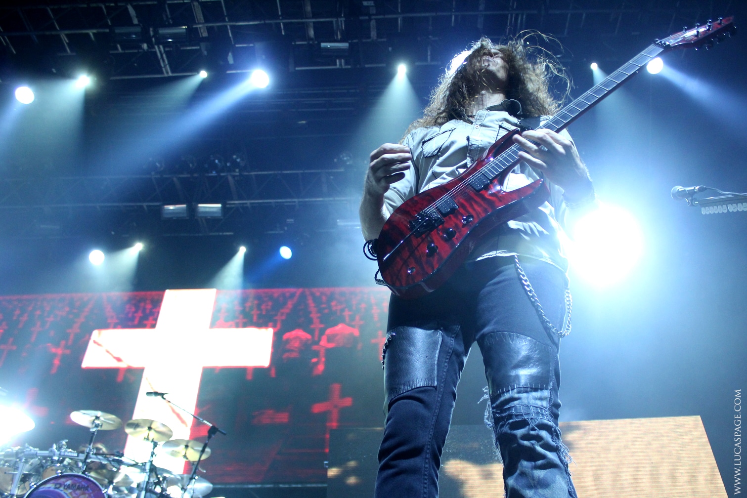 Megadeth en Buenos Aires: sinfonía indestructible - Megadeth lanzó uno de sus discos claves en 1994. Por tal razón, cuando se comunicó que la banda volvería a Paternal y festejaría los veinte años de ese álbum, se intuyó que no sería una visita más. La celebración era inminente: las entradas, los carteles y los anuncios radiales anunciaban a "Youthanasia" en primera plana. Pero con el correr de los meses, la información mutó. 19b9247a bbf5 41f0 8796 0b98a15a2e9b