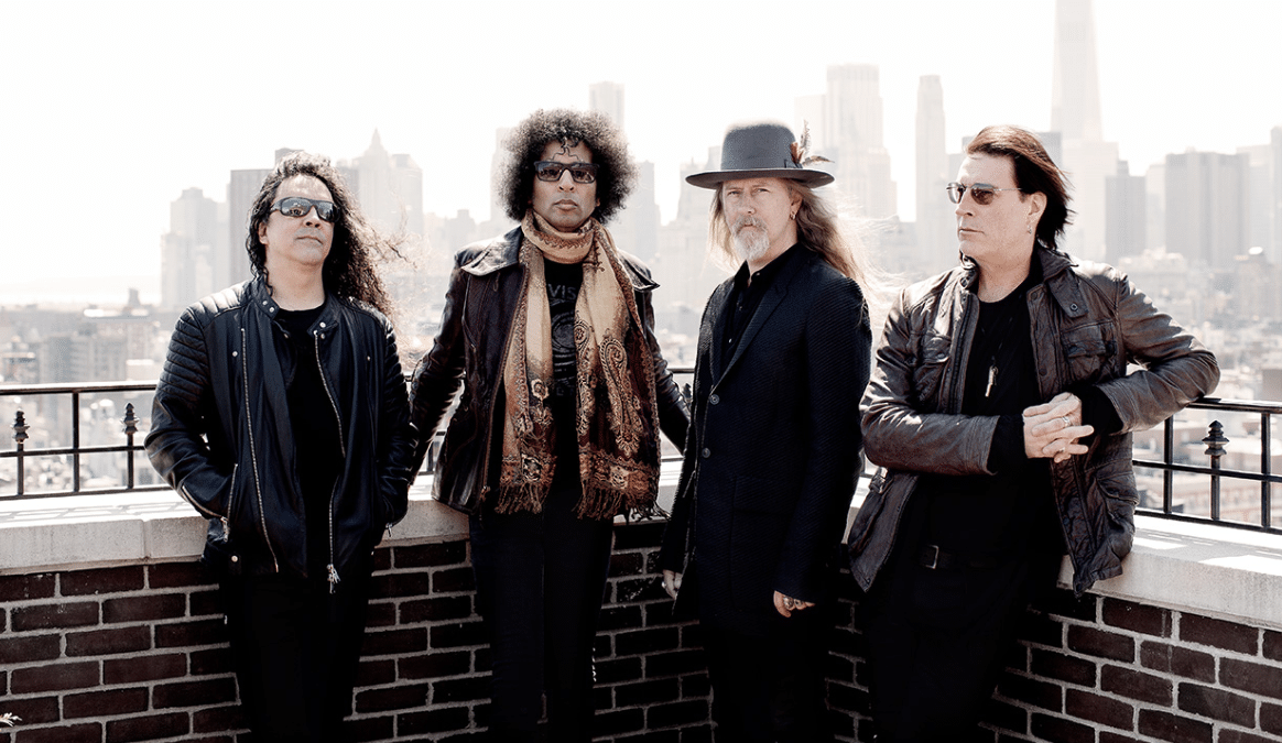 William Duvall, de Alice in Chains: "Con una guitarra acústica se puede hacer la música más heavy del mundo" - Desde ahí, la carrera artística de Duvall fue lentamente en ascenso. Con su proyecto Comes With the Fall, el cantante y guitarrista sacó tres álbumes: un homónimo (2000), "The Year is One" (2001) y "Beyond the Last Light" (2007). Él no lo sabía, pero gracias a esa banda y a las vueltas del destino, en 2006 iba a pasar al frente de un grupo histórico: Alice in Chains. 1b7a92fa eb6d 4bd3 9f70 a270992604ee