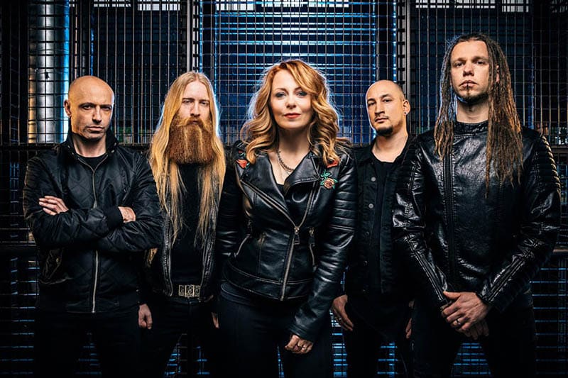 Anneke van Giersbergen: "¡Vamos a rockear hasta volarles las medias!" - Anneke van Giersbergen: Con Arjen creamos The Gentle Storm para hacer ese primer disco, tuvimos mucho éxito y estamos muy felices con eso. Formamos la banda y salimos de gira, y los miembros son más o menos los mismos que en VUUR. Podríamos hacer un segundo disco si encontramos el tiempo y la inspiración, pero, por el momento, estamos ambos muy enfocados en nuestros proyectos personales. 1e0dd649 880b 4209 86b1 1b791eb7d6ed
