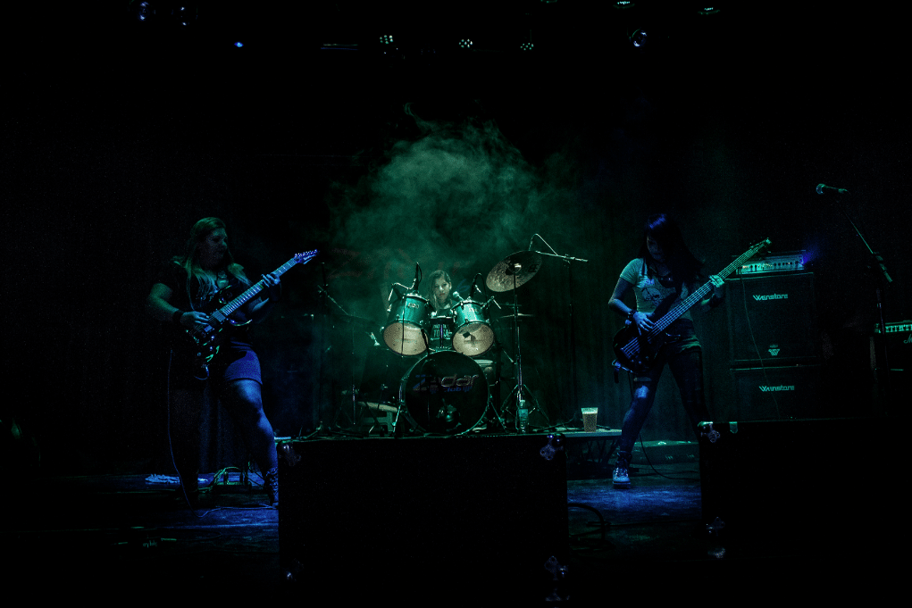 Furias del metal femenino - Obviamente no estuvieron ausentes en la protesta las integrantes de la banda feminista Furias, quienes hace 7 años tratan de concientizar sobre las problemáticas de género con temas como "Oscuro", "Inquisición" y "Silencio". Las encargadas de fundar el proyecto fueron las primas Agustina Hidalgo (batería y coros) y Gimena Zamorano (voz y bajo) en la localidad de Berazategui, Provincia de Buenos Aires. Poco tiempo después se unió Natalia Ré (guitarra) para así empezar a repartir un heavy metal que se caracteriza por poseer pesados riffs combinados con disonancias y estribillos melodiosos, lo cual en suma termina creando un clima muy particular. 1f313f60 cf1c 48cb bd05 9c734c545481