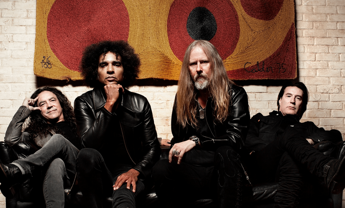 William Duvall, de Alice in Chains: "Con una guitarra acústica se puede hacer la música más heavy del mundo" - Desde ahí, la carrera artística de Duvall fue lentamente en ascenso. Con su proyecto Comes With the Fall, el cantante y guitarrista sacó tres álbumes: un homónimo (2000), "The Year is One" (2001) y "Beyond the Last Light" (2007). Él no lo sabía, pero gracias a esa banda y a las vueltas del destino, en 2006 iba a pasar al frente de un grupo histórico: Alice in Chains. 1f5b1ae7 f226 4884 9370 d104e72f7412