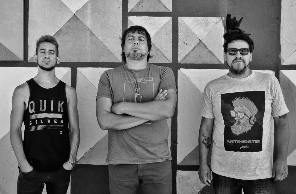 Brutos Mecánicos presenta "Antihipster" en una gira #Conurbanika - G: Van a ver un show muy amigable y lleno de energía. No vamos a ser modestos a esta altura, sonamos muy ajustados. Tenemos un sonido muy personal, que en estos tiempos en que todes navegamos en un océano de bandas, no es poco. En esencia somos tres tipos disfrutando mucho lo que hacemos. Nuestra misión es darlo todo y si venís a un show de Brutos Mecánicos lo vas a comprobar en piel y corazón. 205974f6 cef1 4312 b111 da4961dbfe8f