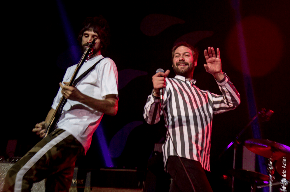 Kasabian en Obras: nada ni nadie los pudo parar - El error de Kasabian es no esperar a que el problema se solucione antes de seguir el show. En "You’re in love with a psycho" se nota la falta de la guitarra de Pizzorno, que se apega a cantar y deja su instrumento tirado a un costado. Mientras tanto, el plomo no da respiro y el cantante Tom Meighan se queja del sonido de los monitores. 20f2c401 f311 4ee7 80fb 11c6c37d8ae4