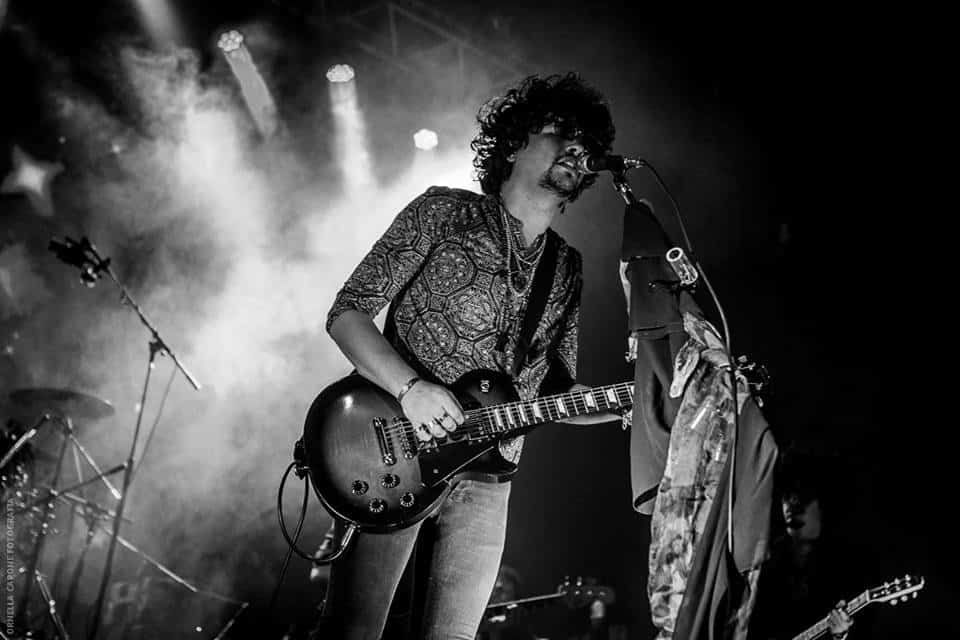 Manjar celebró sus 6 años en Vorterix - El primer invitado de la noche fue el ex guitarrista de Manjar, que desde hace dos años no toca con ellos, interpretaron una gran versión de "Buscandote" de su primer disco "Naciendo otra vez". Los segundos invitados fueron los muchachos de Rocas Viejas, quienes subieron a tocar luego de que se hiciera mención de una anécdota que comparten "Hace algunos años atrás fui para Avellaneda y conocí a unos muchachos que tocan rock and roll, se habían quedado sin guitarrista y toque con ellos de gira en la costa. Gracias a ellos aprendí lo que es la autogestión". 21cf490e 66a5 4642 b5d5 5a102dbfffa1