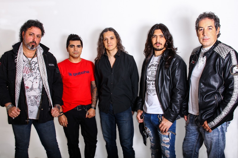 Arpeghy: "Está bueno poder mostrar el heavy y el hard rock a públicos distintos" - El quinteto local de metal clásico y hard rock Arpeghy cumple 10 años y los festeja a todo trapo en una de las casas que los vio nacer y crecer. Ideada a principios de los 2000 por el guitarrista Diego Solís, concretada en 2007 en reunión con el baterista Sergio "Rocky" Maesano y el tecladista Sergio Justo, y consolidada, en su formación actual, con la llegada de Alejandro Fernández (voz) y Gonzalo Álvarez (bajo); Arpeghy se viene perfilando como una de las bandas de mayor proyección dentro de la escena pesada local.
Hoy, Arpeghy festeja su décimo aniversario sobre los escenarios.
¿Qué balance haces de estos 10 años?
Sergio Maesano: El balance es altamente positivo. En 10 años solo hemos cambiado 2 integrantes, y eso no es poca cosa. Creo que ahí está una de las claves de haber llegado a esta realidad.
¿Qué cambió, además de los integrantes, entre los primeros pasos de la banda y su actualidad?
SM: Tanto los comienzos como esta actualidad son muy buenos. Obvio que el comienzo fue muy desgastante, porque tenés que posicionar la banda, pero ya después podés ir viendo qué camino tomar. Con la entrada de Ale y Gonza, la banda tomó un camino más hardrocker que metal clásico, esa fue la modificación más notoria en la banda.
¿Y qué cosas se mantienen, que hagan a la esencia de la banda?
SM: Tanto Diego, como Jorge y como yo, mantenemos las mismas bases del rock que nos gustó siempre, por eso el cambio fue positivo.
Tocaron tanto con grandes del metal y rock pesado como con bandas de otro palo, como La Beriso ¿Cómo es dar un show cuándo sabes que el público puede no necesariamente gustar de tu estilo?
SM: Mirá, es como jugar al futbol de local o de visitante. Cuando vas de visitante, ponés ese plus para poder salir ganador y conquistar, en este caso, a ese público que quizá es reticente. Creo que hay estilos que son más cautivos que otros, sea por difusión o moda, y está bueno poder mostrar el heavy y el hard rock a públicos distintos.
Van a festejar el aniversario en el Roxy, un lugar que los ha visto crecer ¿Qué pueden adelantar de esta fecha? SM: Sí, es como nuestra casa. Siempre tratamos de cerrar los años, festejar - en este caso los 10 años - y presentar discos en este lugar, que es magnífico. Como adelanto, lo más importante, es que vamos a tocar material que hace rato no estamos tocando y algunos medley, tratando de que se reencuentren los fans de la primera hora con los actuales, y hacer una linda fiesta.
¿Qué se viene después, hay material nuevo en camino?
SM: Justamente vamos a presentar material nuevo como parte del show del 28 de octubre. Y, después, ya directamente nos dedicaremos al disco nuevo.
Arpeghy se presenta el sábado 28 de octubre en The Roxy – La Viola Bar (Niceto Vega 5542, CABA) 21f2b3fb d84b 44d0 973a 030ffcbb834d
