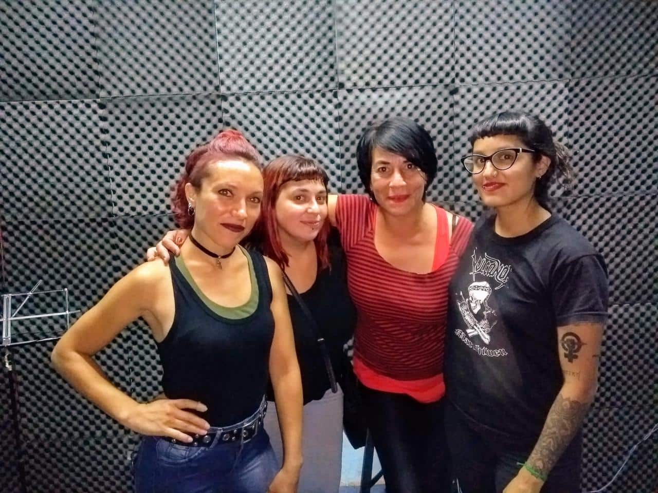 Feminismo potente, veloz y pesado - Filosa, Blast Bitch y W40 no sólo quieren que las mujeres traten de superar los prejuicios machistas y que puedan integrarse más al ambiente under formando bandas o participando activamente en los pogos, también desean que se sumen las identidades transgénero, más discriminadas aún en el ambiente: "cuando recién habíamos empezado le dije a mi esposo que me encantaría que venga una travesti a tocar, así los jode a todos", finaliza Zulma, vocalista de W40. 253a93af 5425 4115 a948 25a7e105e571