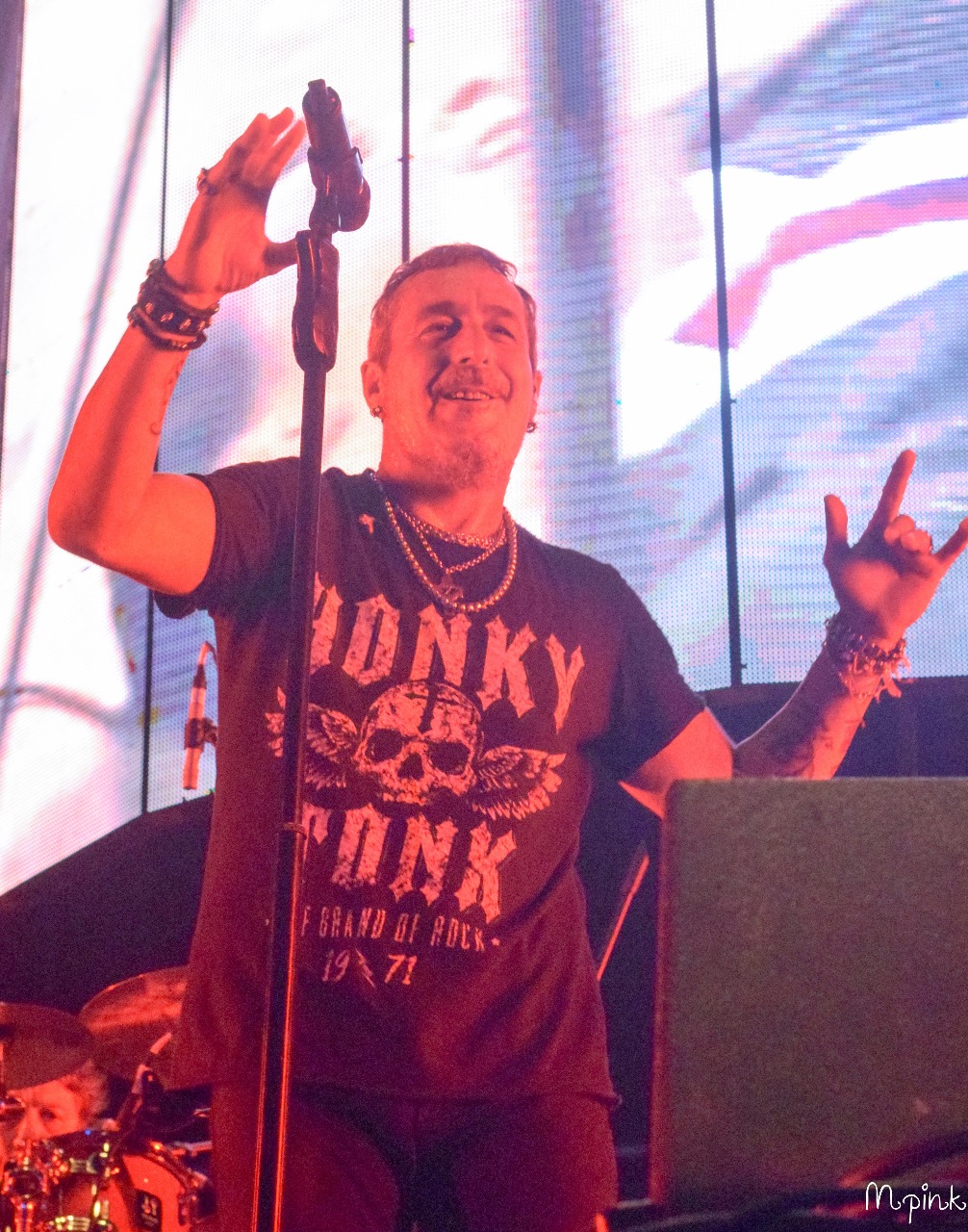 Baradero Rock 2018: lo clásico, lo nuevo y lo que vendrá - El Día 2 fue más fiestero ya con el Mono Fabio de Kapanga metiendo feats con casi todos los colegas, y hasta tocando con su hijo Tobías. Arrancó muy temprano a las 15 y piquito con Lo Funebrero de Rosario. Luego fue un desfile de la nueva escena: Bándalos Chinos y los platenses Rivales, uno de los tantos de la inagotable cantera de la ciudad de la diagonales que pasaron por el Baradero. 25b69588 5d3f 48f1 86d1 8a6aedc06d93
