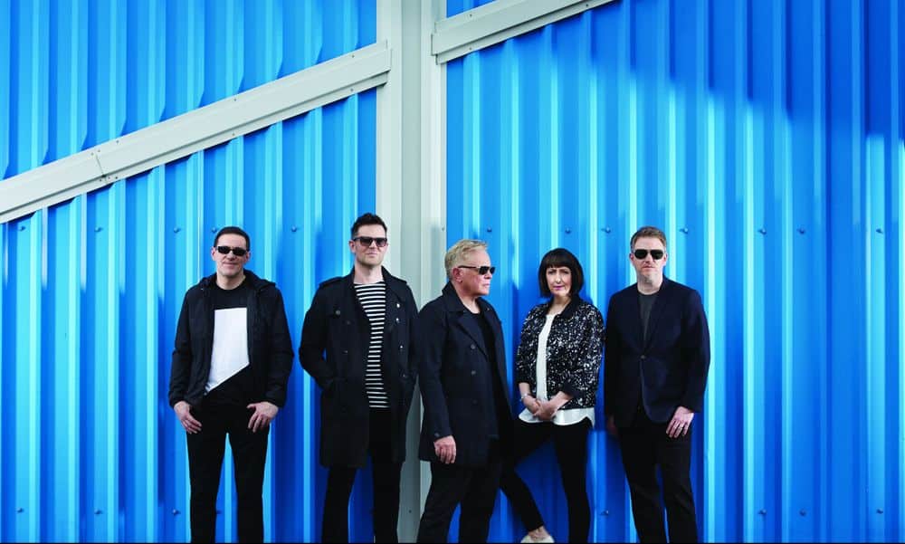 New Order: "Haber trabajado con una orquesta de sintetizadores expandió nuestro sonido" - "Bernard (Sumner) tuvo una inflamación en la garganta hace unos días, cuando tocamos en México. De todas maneras fue un gran recital, y gracias a Dios se recuperó. Pensábamos que iba a empeorarse, ¡y de hecho ahora se lo contagió a Stephen (Morris)! Creo que nos está enfermando a todos", se ríe el guitarrista de New Order del otro lado del teléfono. Pero sus compañeros, el vocalista y baterista respectivamente, no deben estar tan contentos con la situación. 26cf791f ed8c 4ab2 83d5 dccea3ec4510