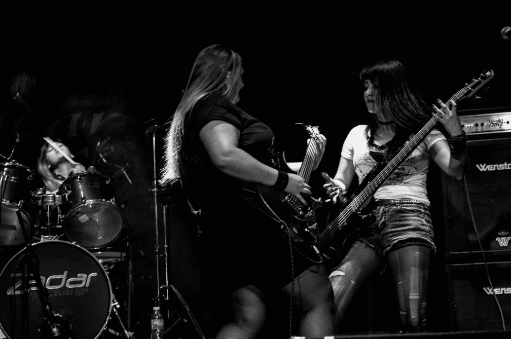 Furias del metal femenino - Obviamente no estuvieron ausentes en la protesta las integrantes de la banda feminista Furias, quienes hace 7 años tratan de concientizar sobre las problemáticas de género con temas como "Oscuro", "Inquisición" y "Silencio". Las encargadas de fundar el proyecto fueron las primas Agustina Hidalgo (batería y coros) y Gimena Zamorano (voz y bajo) en la localidad de Berazategui, Provincia de Buenos Aires. Poco tiempo después se unió Natalia Ré (guitarra) para así empezar a repartir un heavy metal que se caracteriza por poseer pesados riffs combinados con disonancias y estribillos melodiosos, lo cual en suma termina creando un clima muy particular. 2a53ef1d 6e6c 4b34 bc65 3f85e202f217