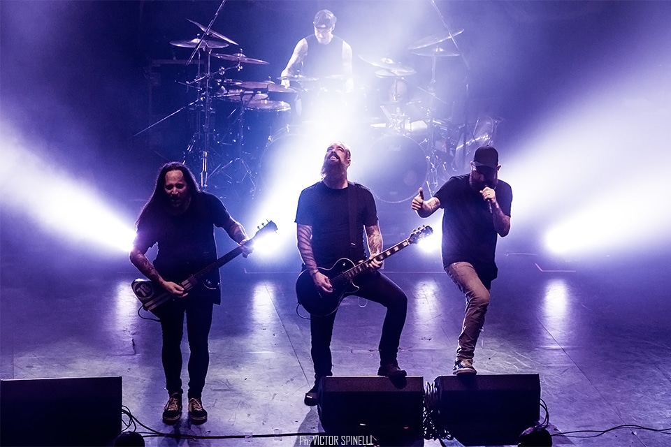 In Flames en Vorterix: Batalla ganada - Principios de los 90. A contramano del mundo – que viraba del heavy metal más clásico hacia el grunge -, los siempre revolucionarios nórdicos toman lo que aprendieron de los clásicos del rock pesado de los 70 y 80, le dan una vuelta de tuerca y crean algo nuevo. Así nace, de las manos de bandas como In Flames, Dark Tranquillity, At The Gates, el célebre ‘sonido de Gotemburgo’: un death metal agresivo, gutural y al palo, pero con la melodía y el estribillo ganchero como prioridades innegociables. 2c28ef6c d3f4 4954 8060 e9eb25240d9e