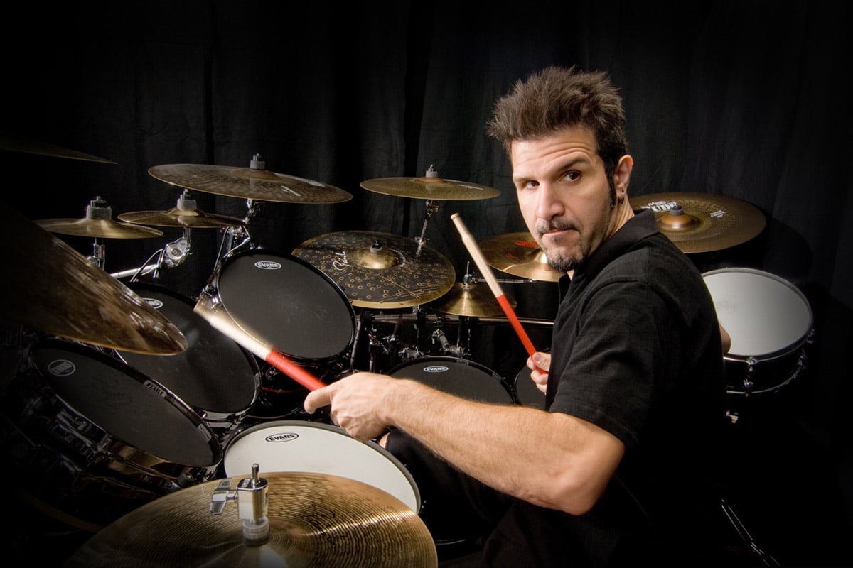 Charlie Benante, de Anthrax: "Tocar en vivo me resulta doloroso" - "Kings among Scotland" salió el 27 de abril de 2018 a través de Metal Blade y Megaforce. El DVD fue grabado el 15 de febrero de 2017, e incluye el concierto completo de Anthrax en el Barrowland Ballroom de Glasgow, Escocia. Además hay entrevistas, behind the scenes y grabaciones en hoteles y colectivos de gira. El film fue dirigido por Paul M. Green (Opeth y The Damned), y se usaron 17 cámaras, grúas y Go-Pros. 2e84a31c c212 4c1c 8c83 f2cdb8621e92