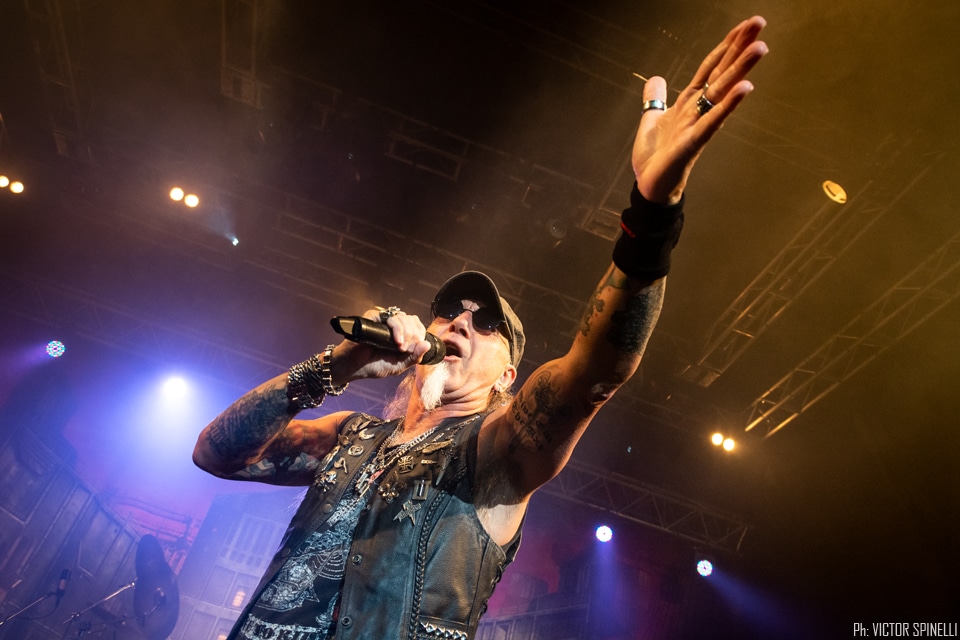 Accept en Flores: siempre con un as bajo la manga - Cuando falta sólo media hora para el concierto de Accept, uno de los cuatro paneles que están sobre el escenario se cae. Las placas están armadas con varillas de metal y una gran tela. Aún así, el estruendo ante el "derrumbe" es significativo y más de uno se da vuelta a ver qué ocurre. Parece que uno de los tornillos que había en la escenografía -basada en la tapa de "The rise of chaos" (2017)- estaba flojo. 2f77d53a 2b34 481c 98fd 137d7ec6cc7c