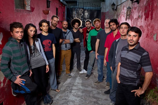 Ciudad Baigón presenta su disco, con estirpe ricotera - Cuidad Baigón es, desde el tango, un ejemplo de cooperativismo y trabajo en equipo. "La forma de funcionamiento es la única que nosotros encontramos para que la cosa camine. El primer disco lo grabamos tocando a la gorra en la calle. Todo es hecho a pulmón. Todos hacemos otras cosas además de tocar, todos ocupamos un rol importante para que la cosa camine", cuenta Hernán Cabrera, director de la banda que se encuentra presentado "Elogio de la oscuridad". 32483f2d 1680 4bf4 9502 7cb249862757